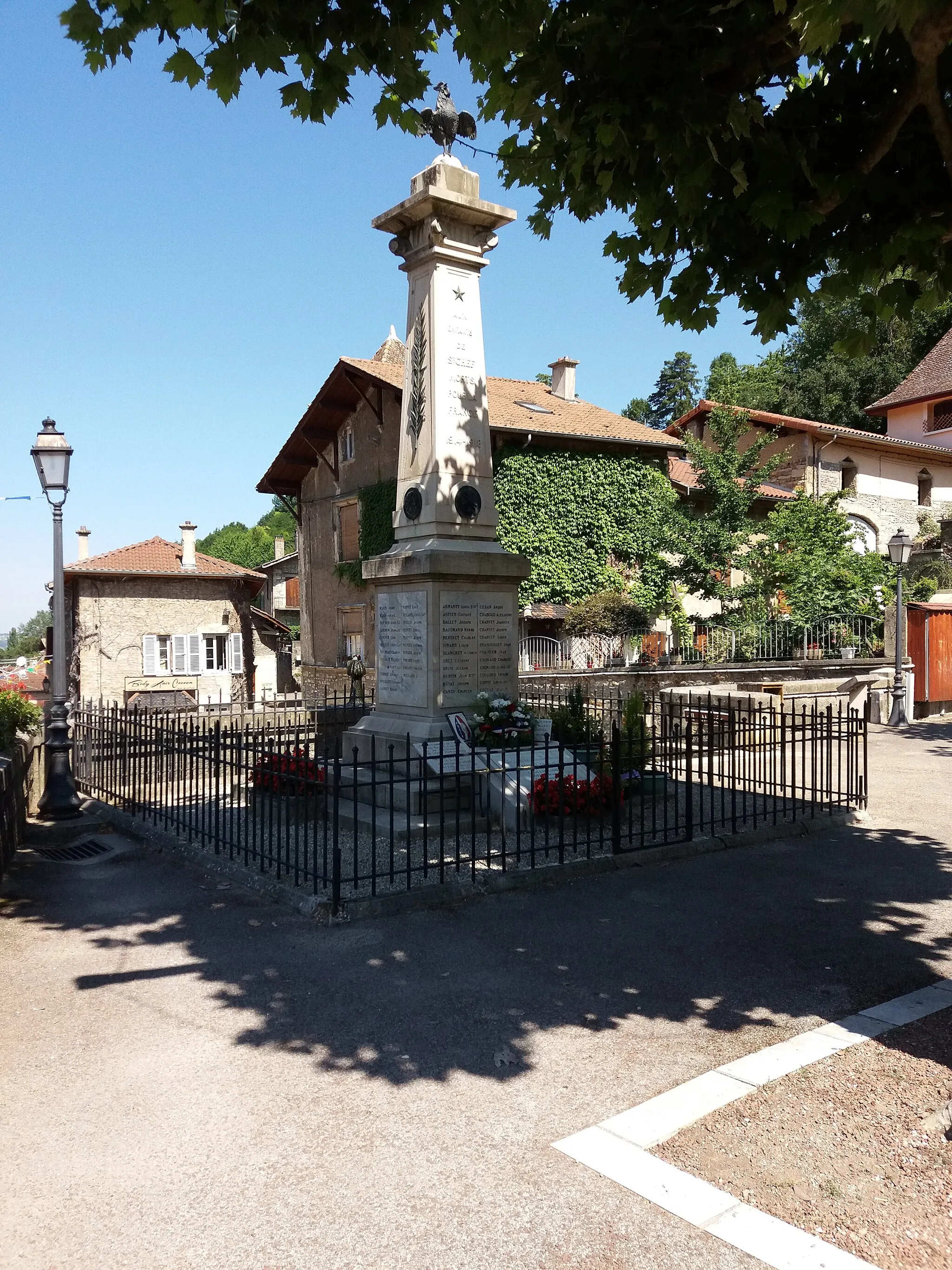 Photo showing: Monument aux morts.