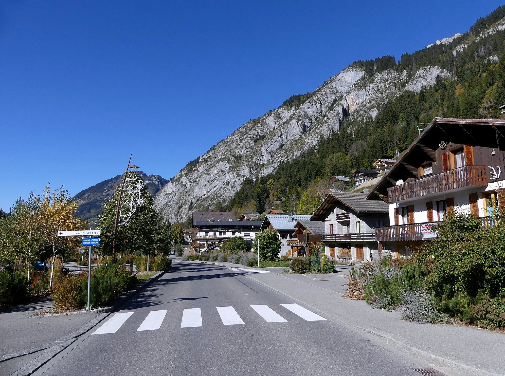 Photo showing: Sight, in autumn, of Route de Savoie road crossing La Chapelle-d'Abondance village centre, in Haute-Savoie, France.