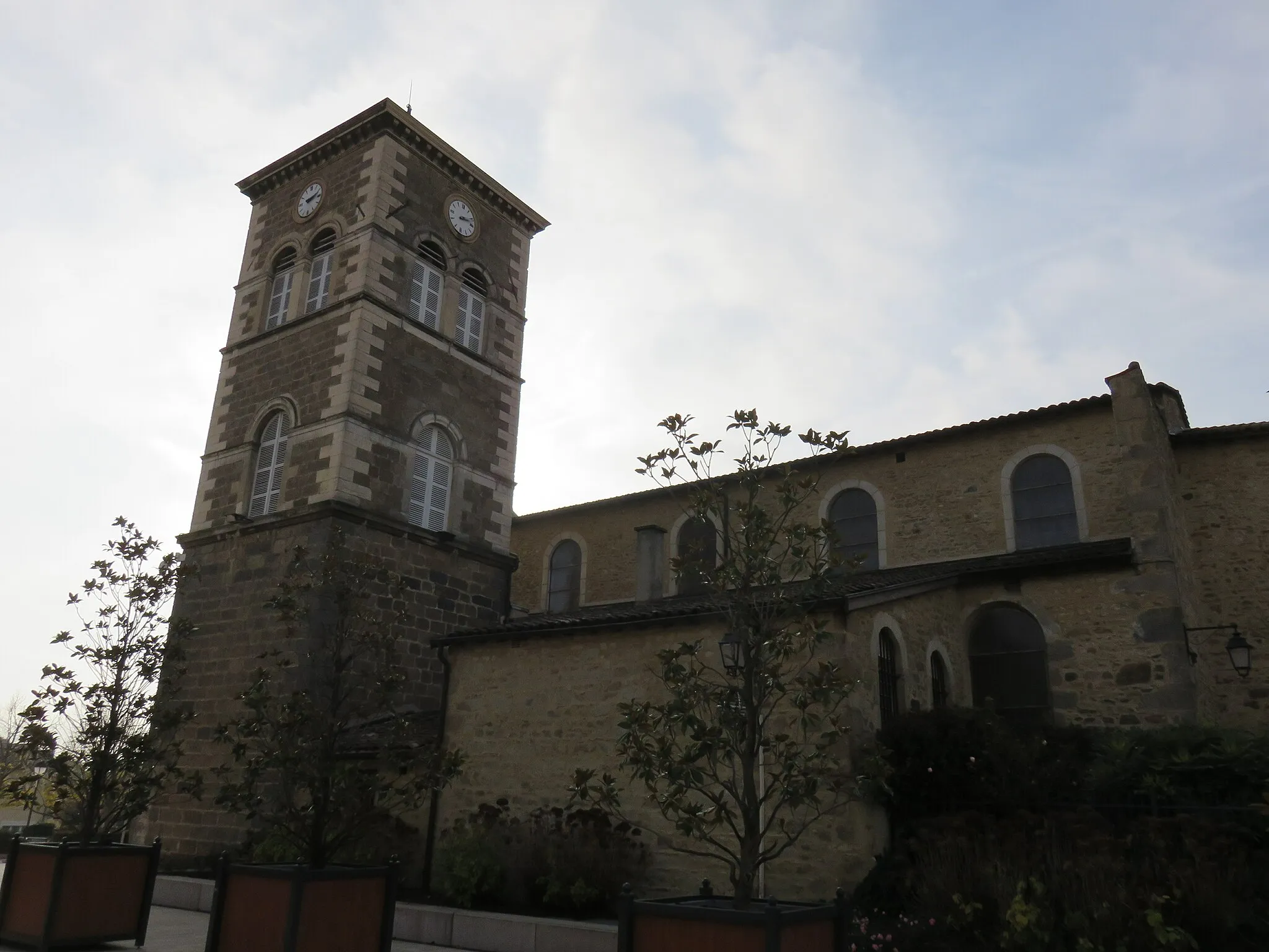 Photo showing: Vue à contre-jour de l'église Saint-Bonnet de Vourles (Rhône, France).