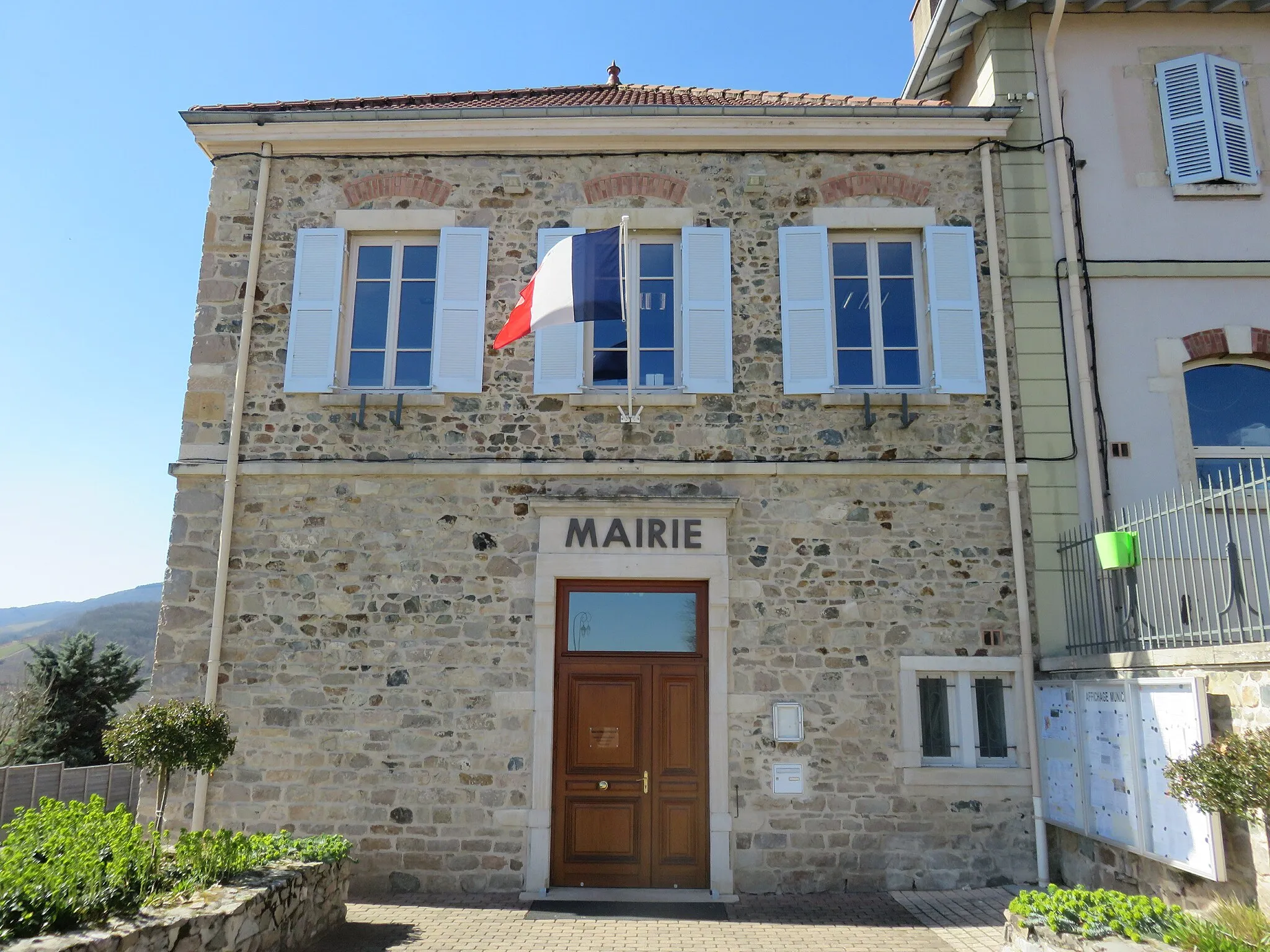 Photo showing: Vue de la mairie de Quincié-en-Beaujolais (Rhône, France).