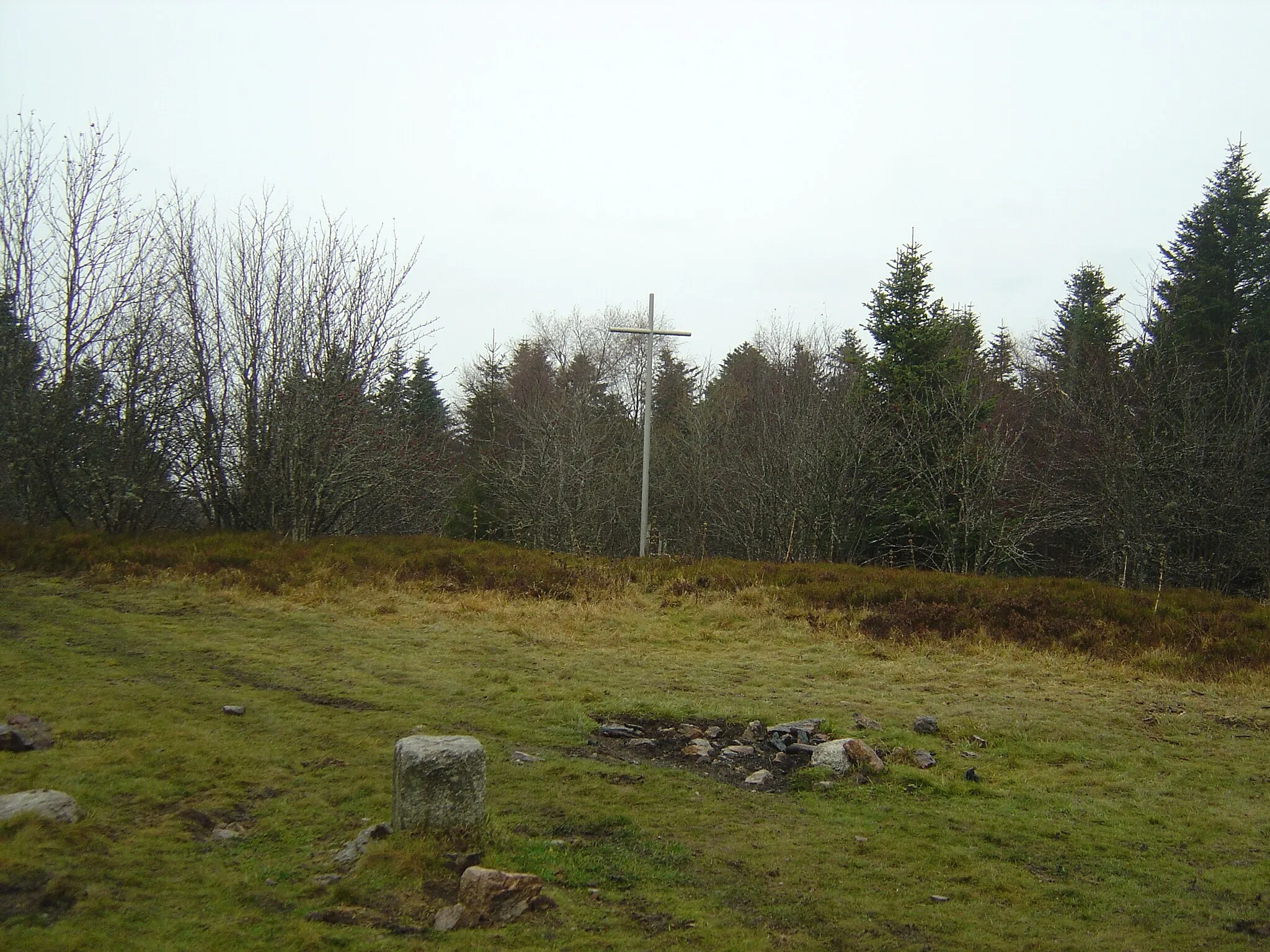 Photo showing: Croix et borne géodésique au sommet du Puy de Montoncel. Les arbres n'offrent pas de point de vue