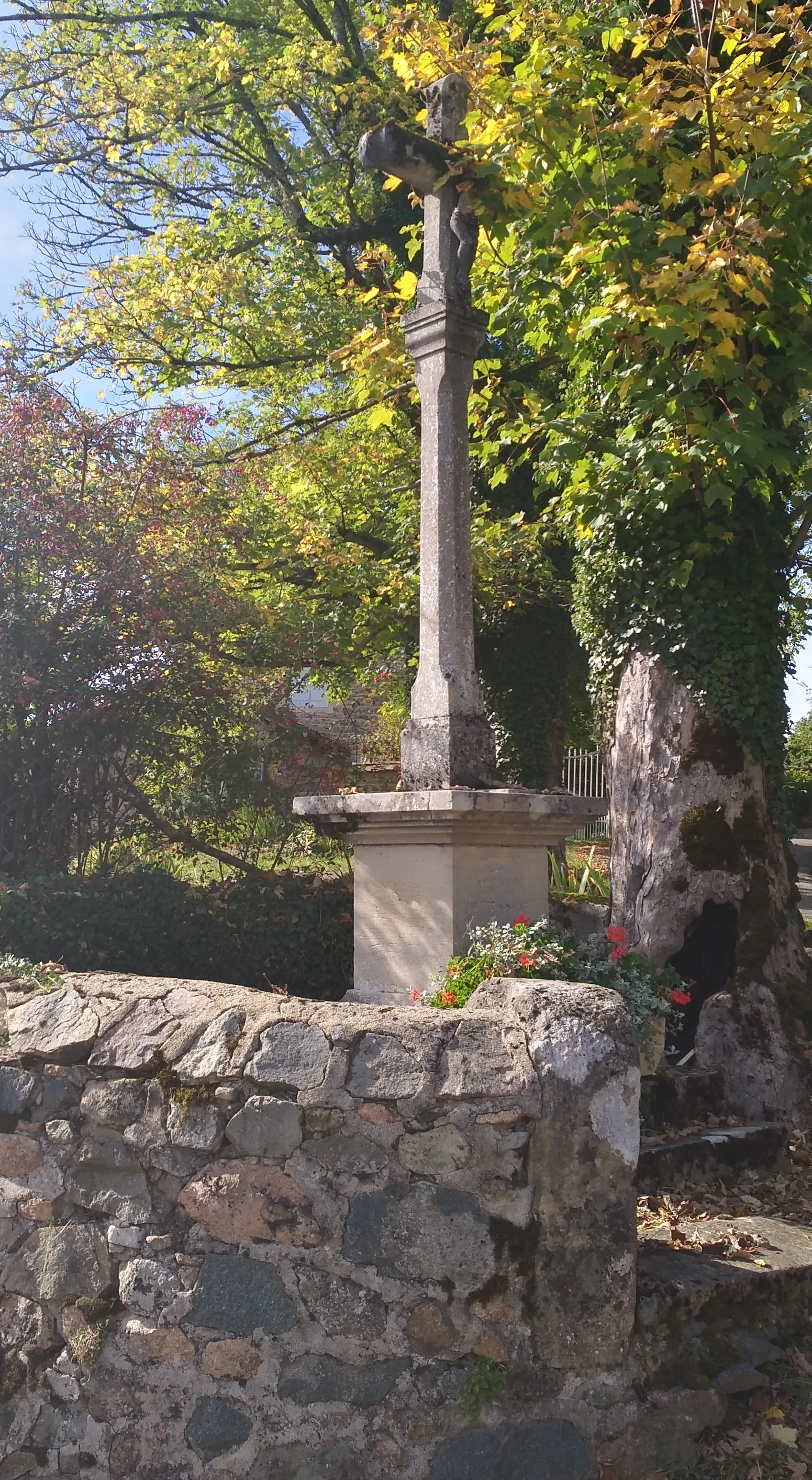 Photo showing: Croix dans le village d'Azolette (Rhône, France).