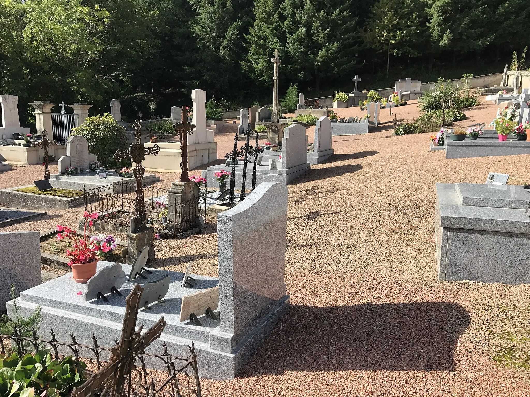Photo showing: Image du cimetière d'Azolette en octobre 2017.