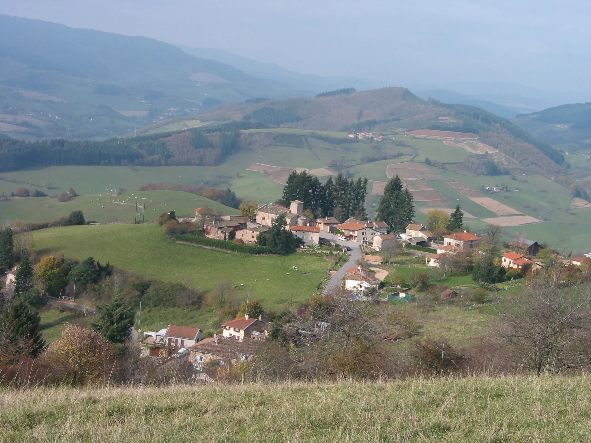 Photo showing: Vue sur le village de Chambost, intégré dans la commune de Chambost-Allières.