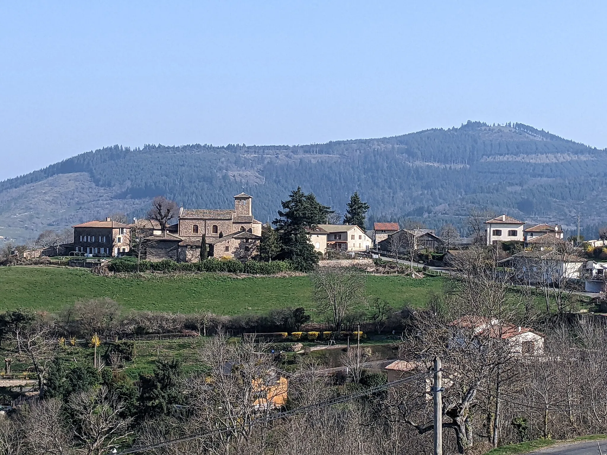 Photo showing: Vue du village de Chambost (Rhône, France), depuis son cimetière.