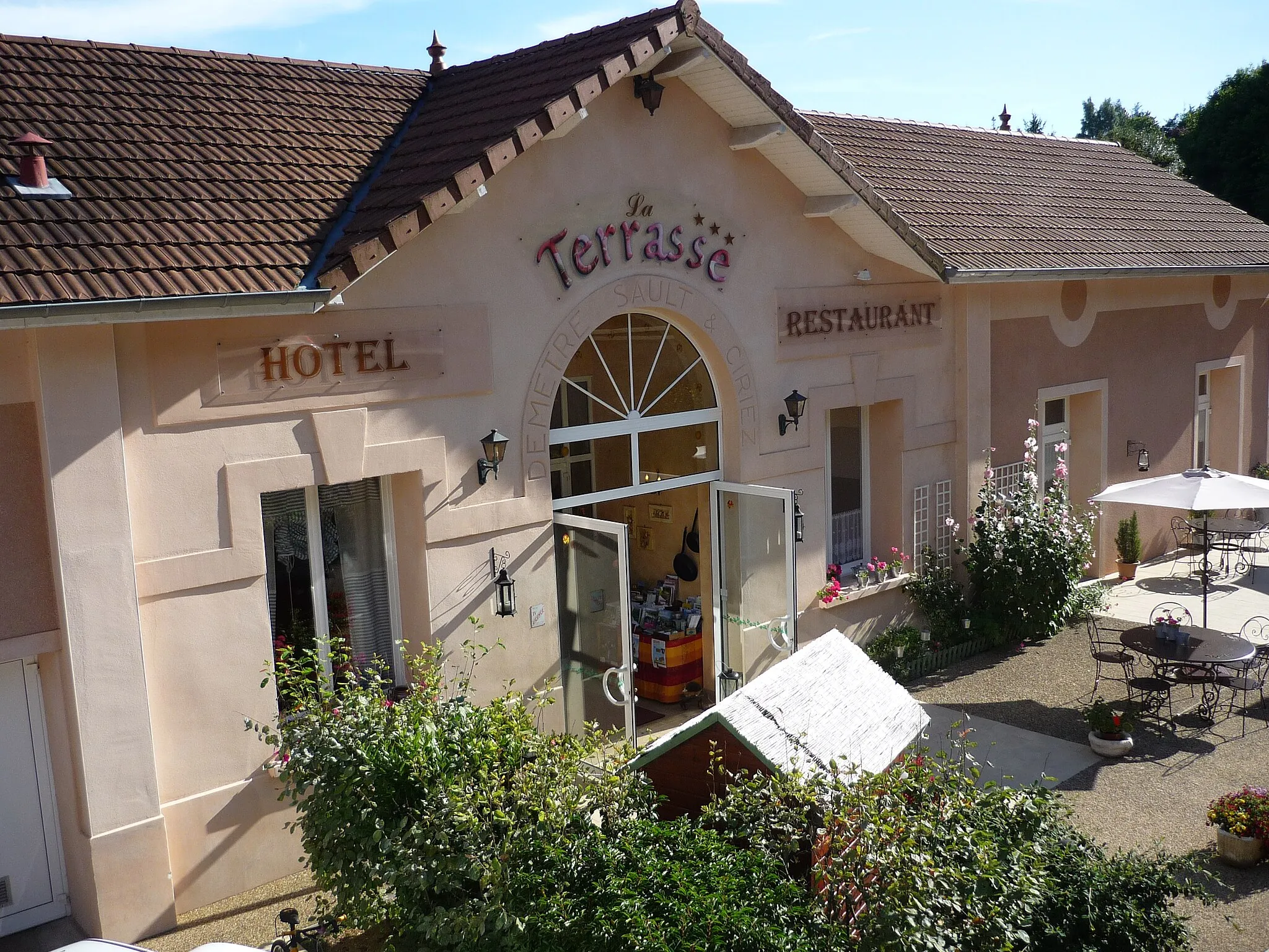 Photo showing: Hôtel la Terrasse à Marnand, dans le département du Rhône.