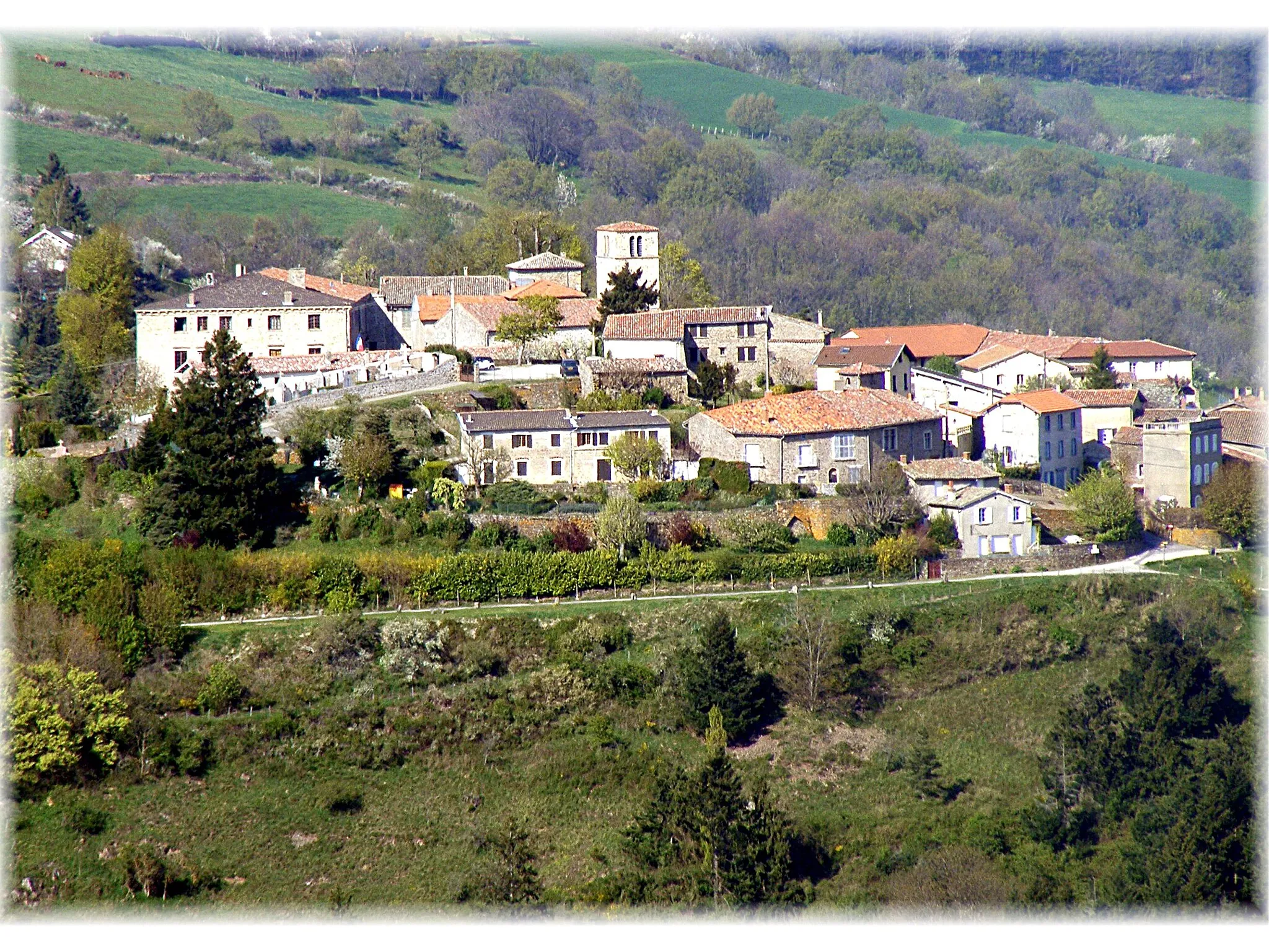 Photo showing: Le village médiéval de Riverie dominant le Plateau lyonnais