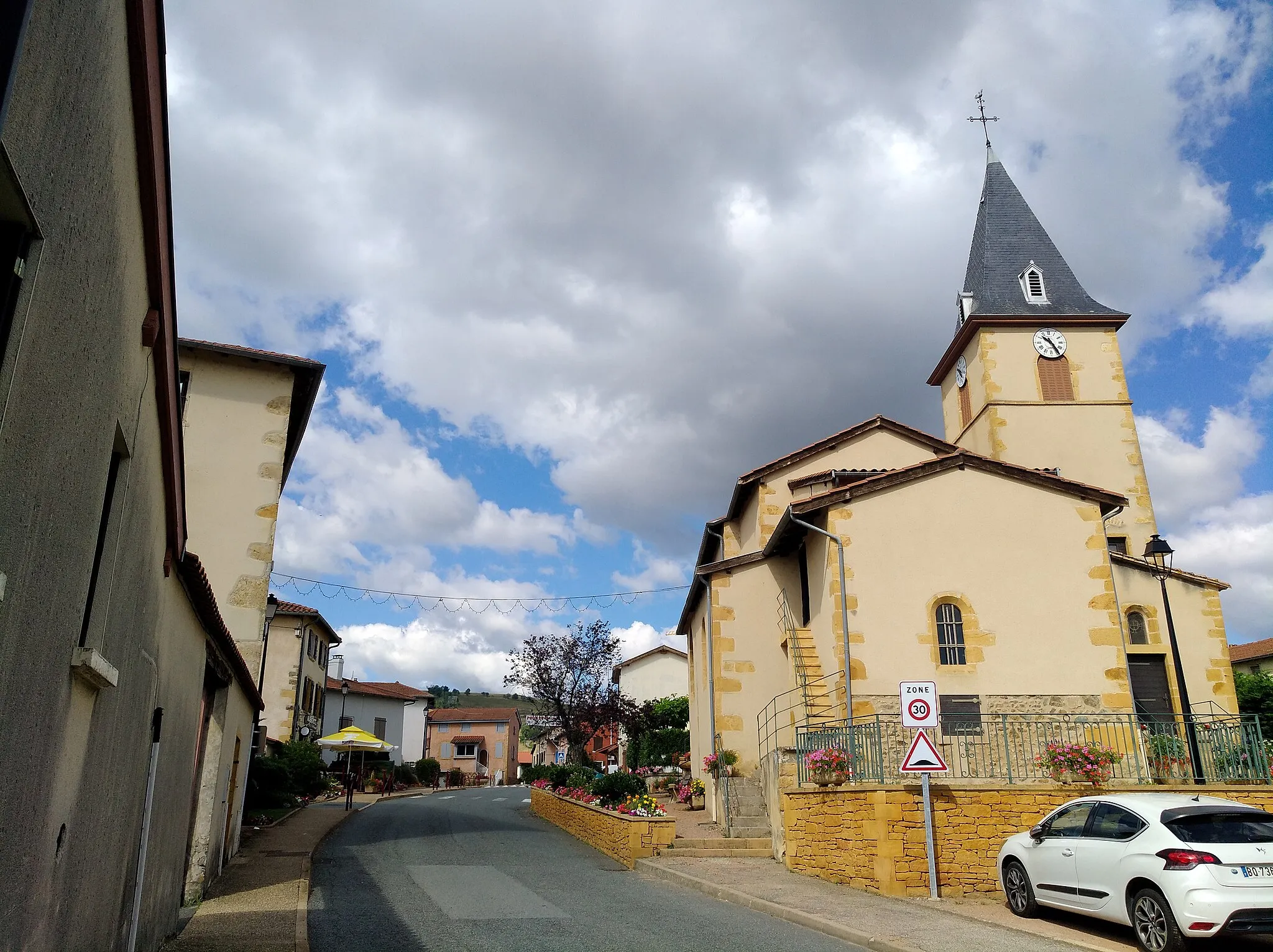 Photo showing: Vue de la rue principale et de l'église de Dareizé (commune de Vindry-sur-Turdine, Rhône, France).