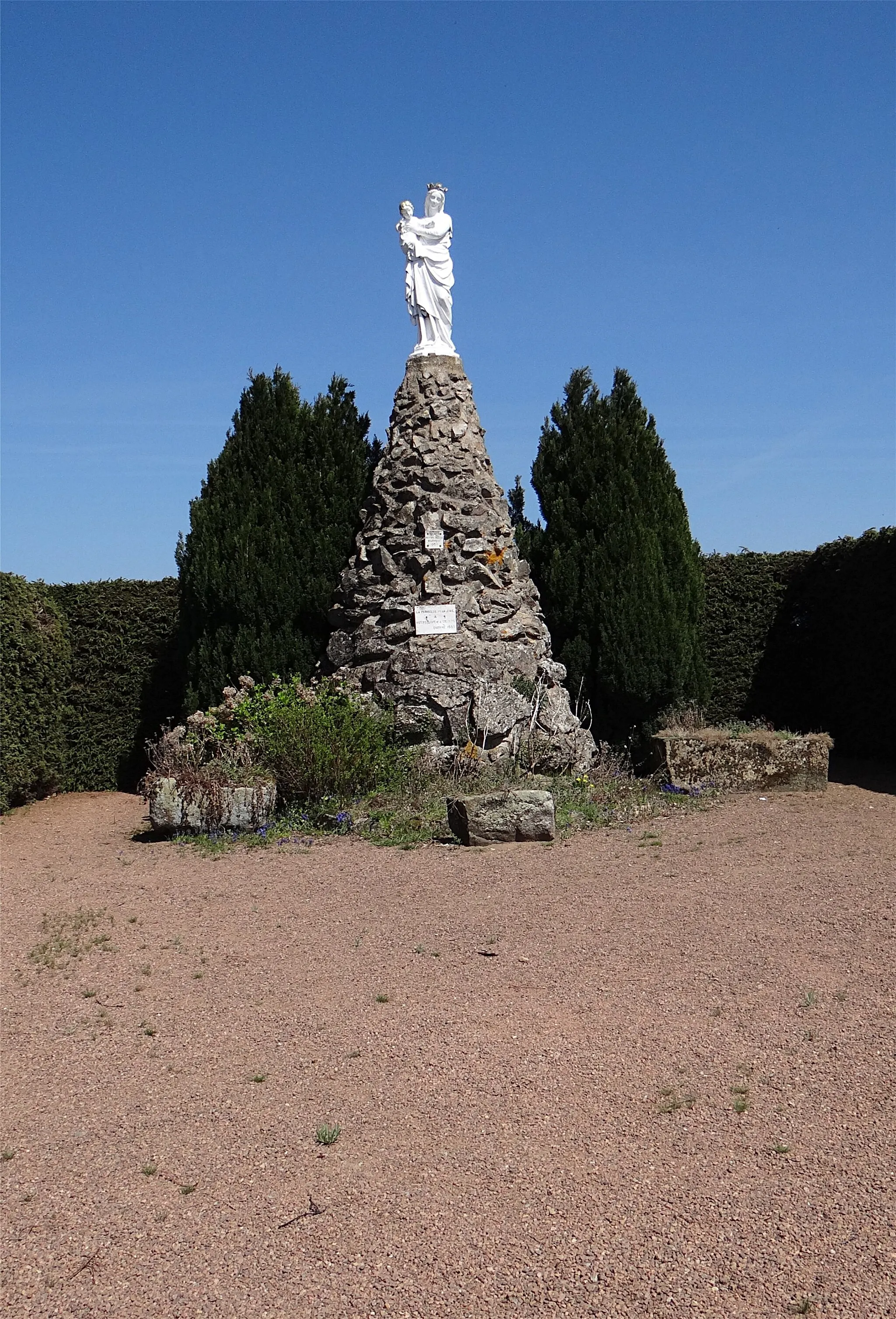 Photo showing: Madonna (Our Lady of the Fields) Duerne, Rhône, France.