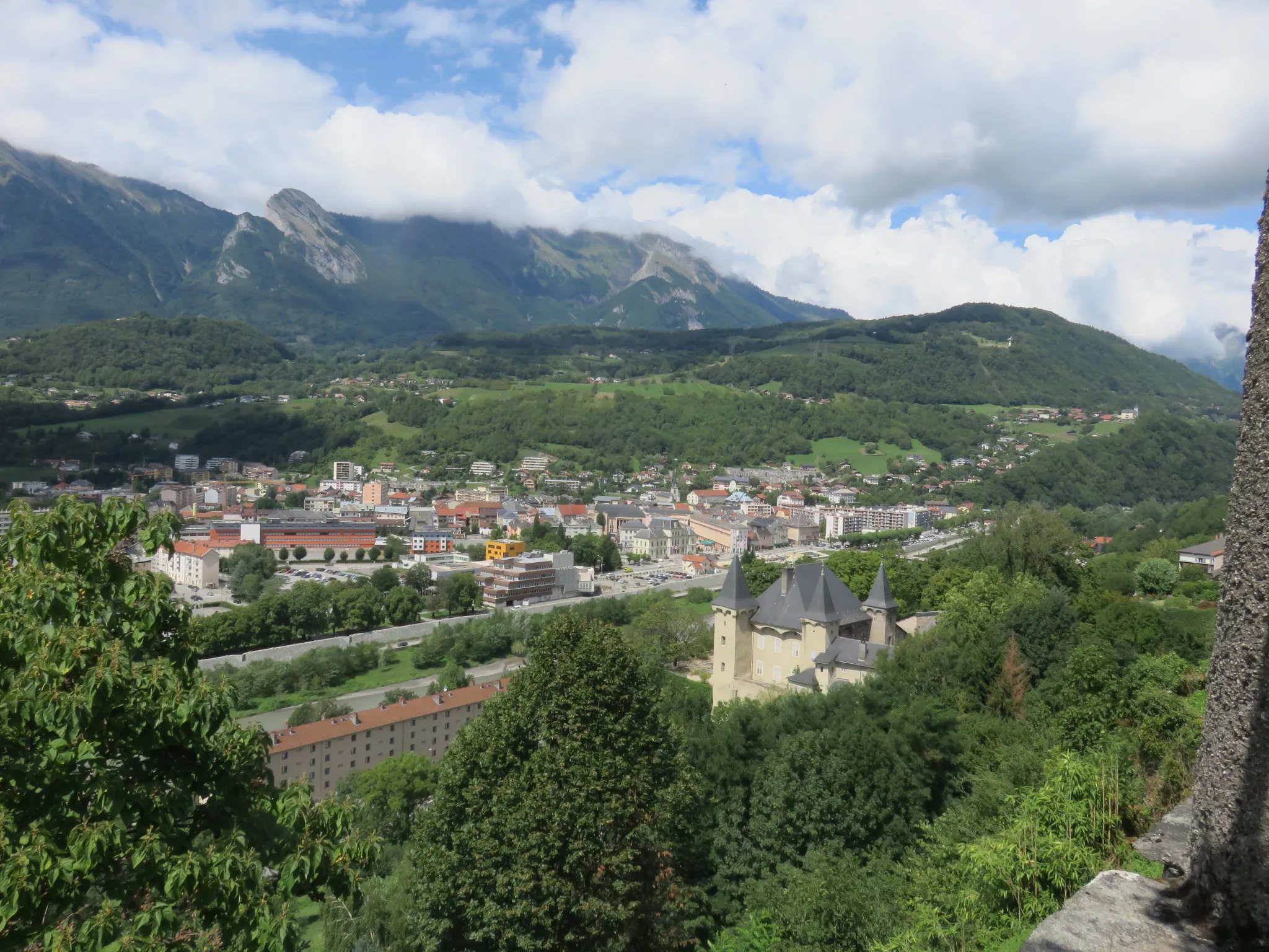 Photo showing: Conflans (Savoie) : vue sur Albertville et sur château Manuel de Locatel