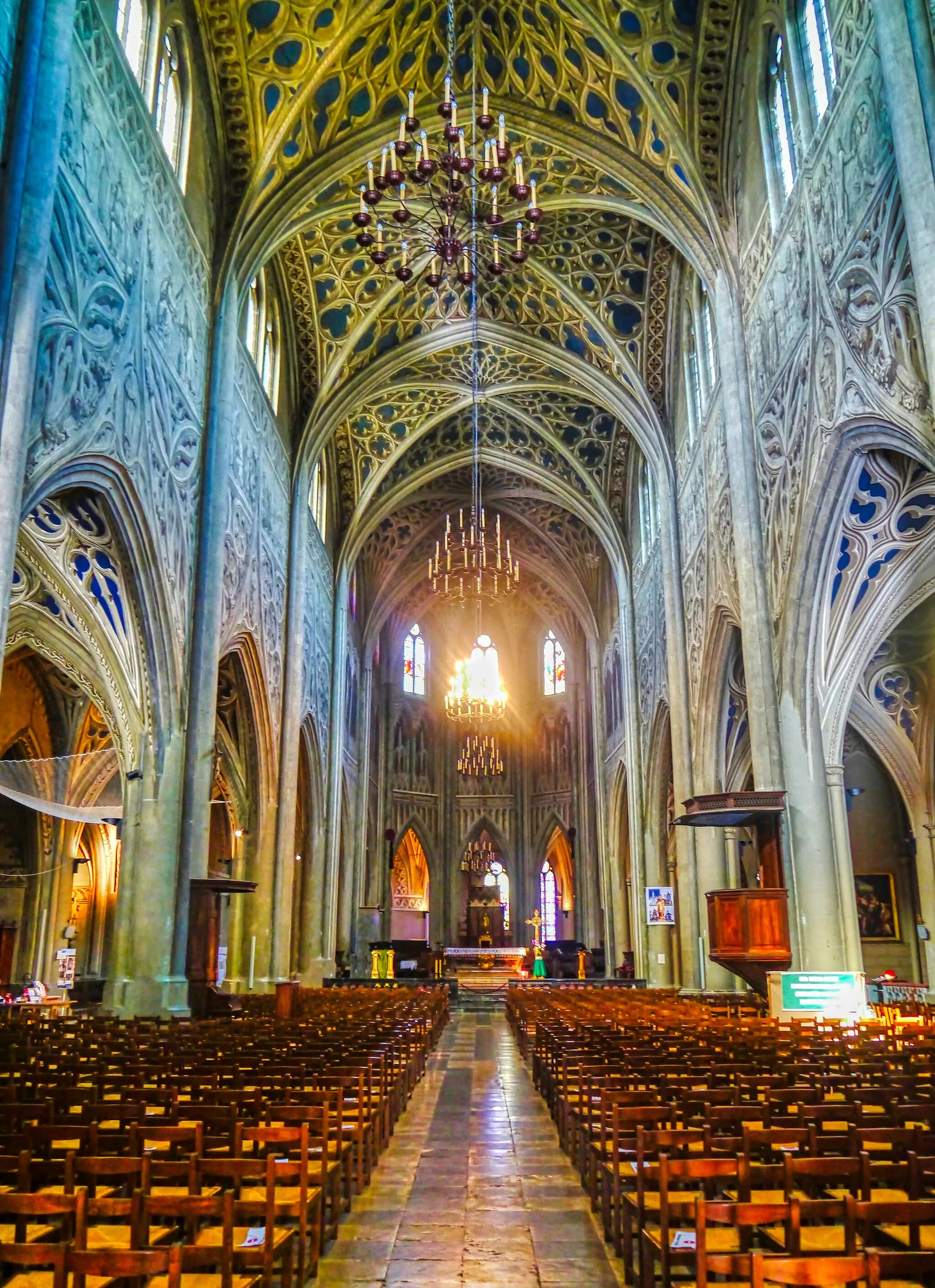 Photo showing: Nave of the Cathedral of St. Francis of Sales, Chambéry, Department of Savoy, Region of Auvergne-Rhône-Alpes (former Rhône-Alpes), France