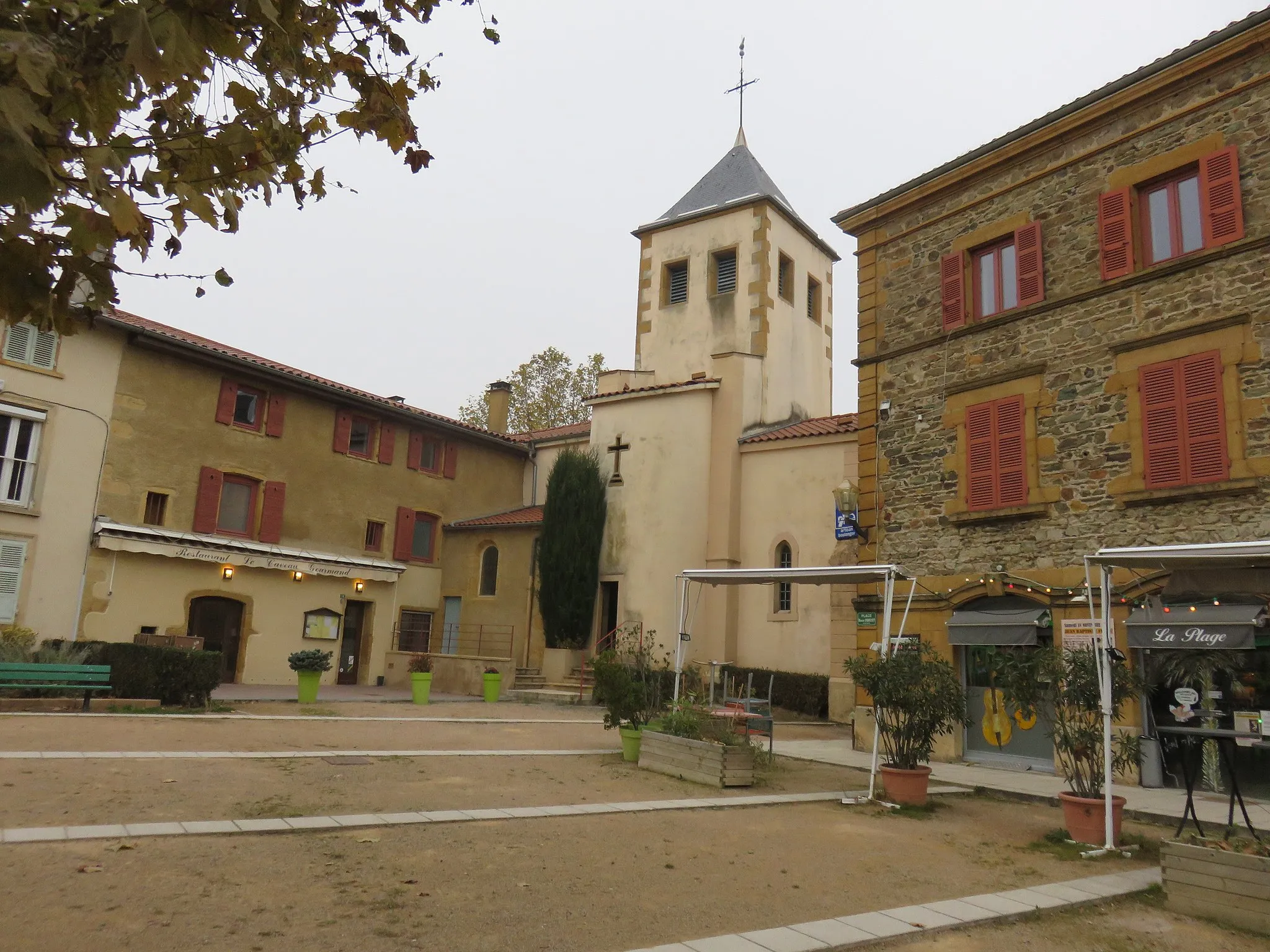 Photo showing: Place Benoit Dubost, avec l'église Saint-Barthélémy de Fleurieux-sur-l'Arbresle (Rhône, France).