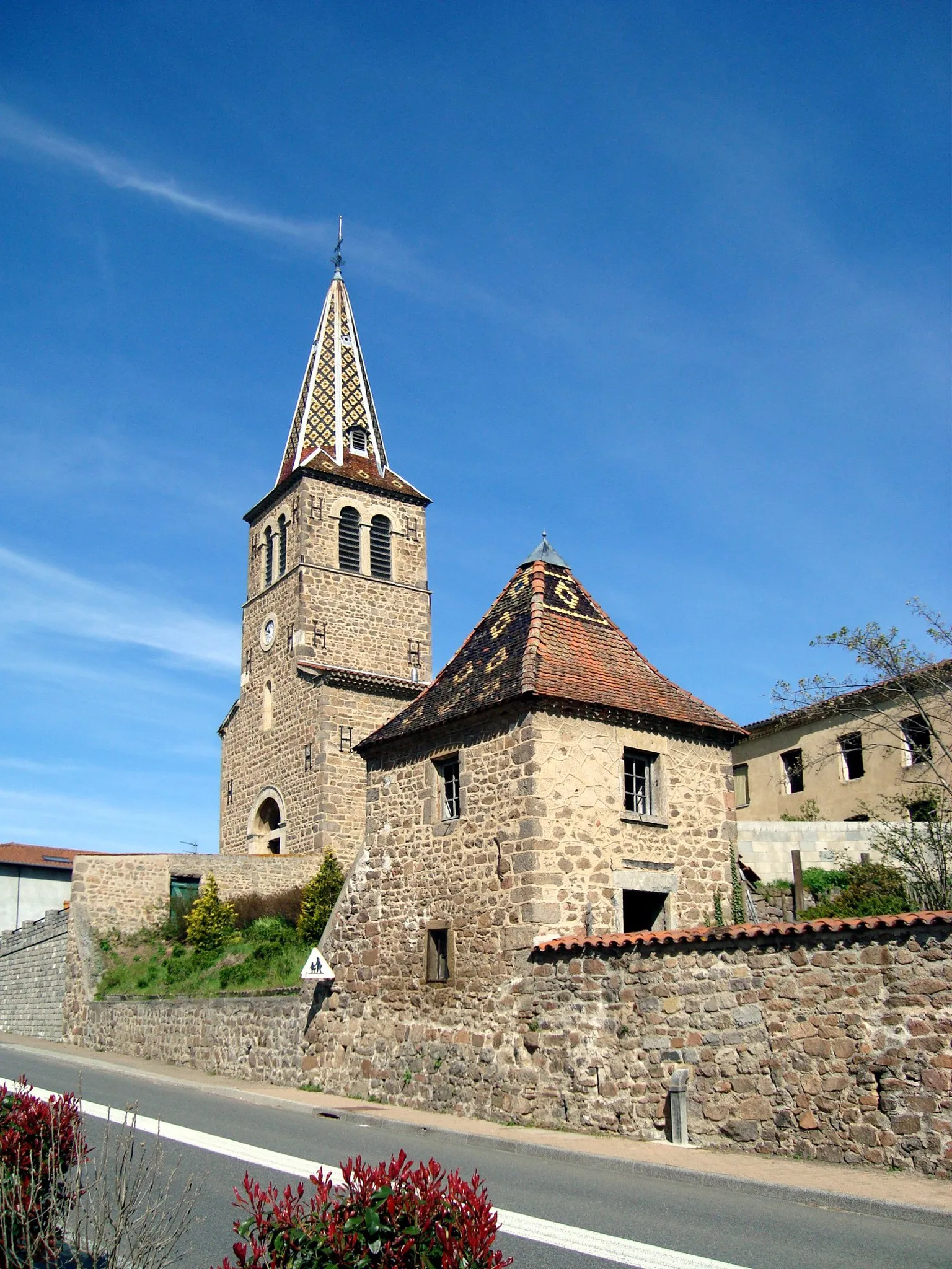 Photo showing: Église dédiée à Ste Suzanne, Les Halles, Rhône, France.