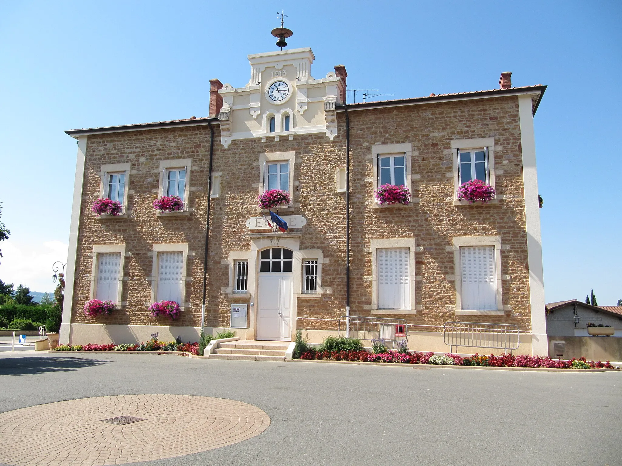 Photo showing: Lachassagne, gemeentehuis