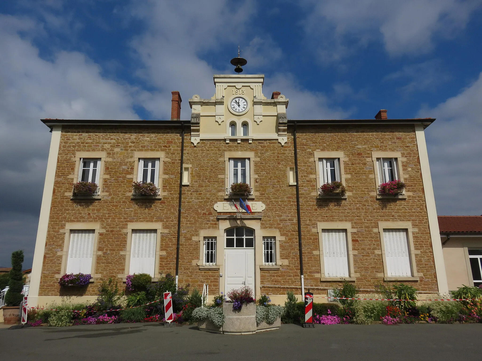 Photo showing: Mairie-école de Lachassagne (Rhône, France).