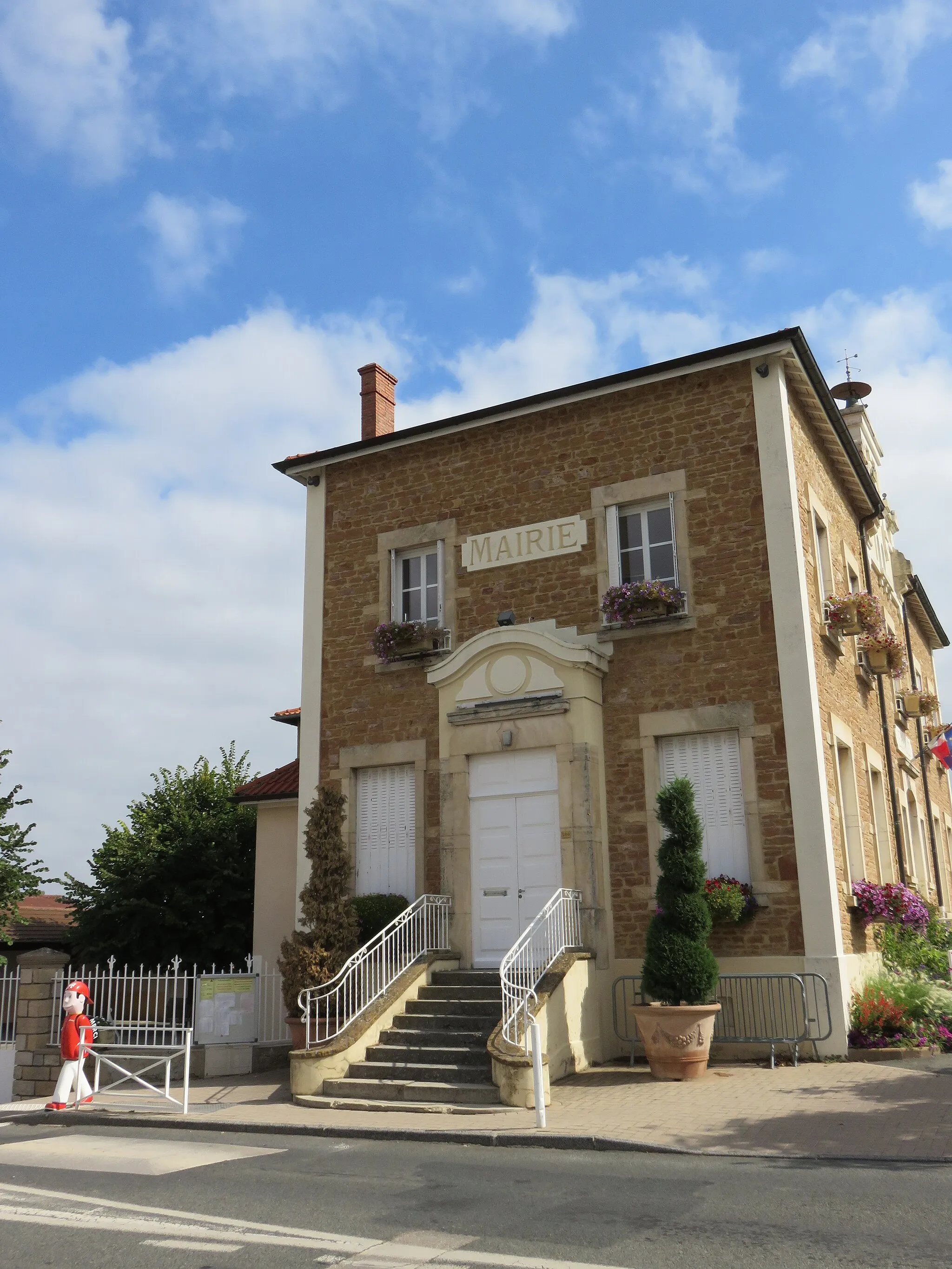 Photo showing: Mairie-école de Lachassagne (Rhône, France).