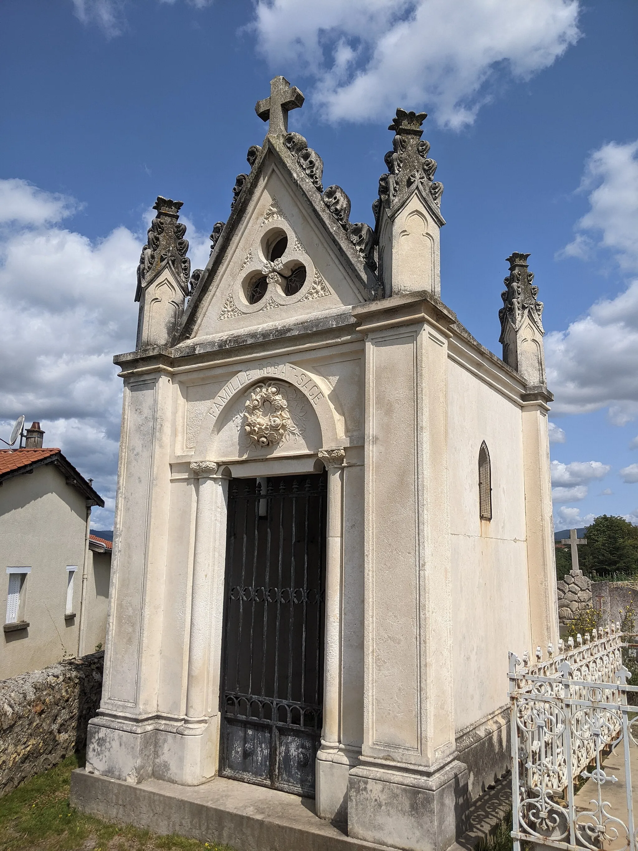 Photo showing: Chapelle funéraire de la famille Robat-Sage, dans le cimetière de Légny (Rhône, France).