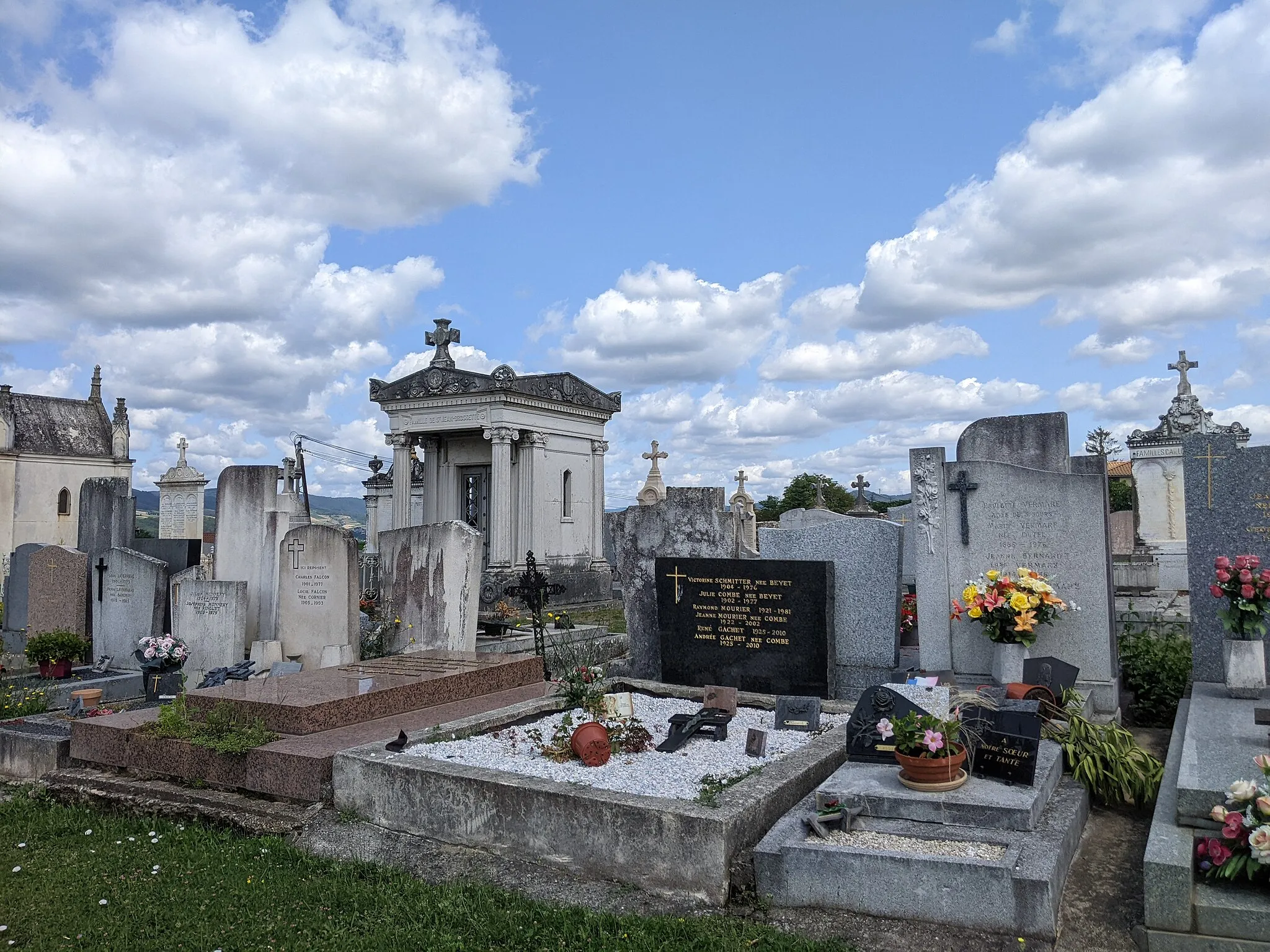 Photo showing: Vue de tombes dans le cimetière de Légny (Rhône, France).