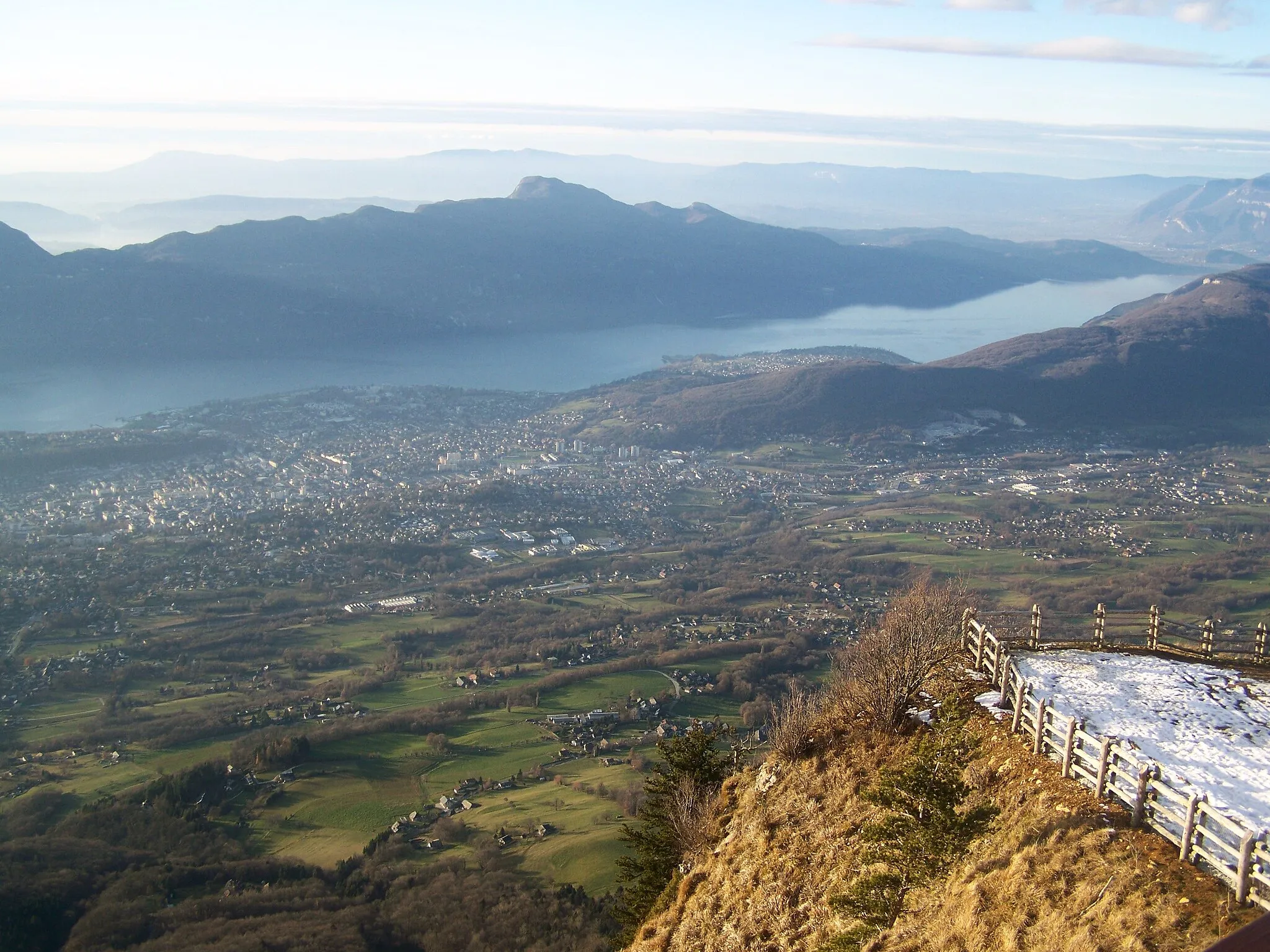 Photo showing: Landscape on city of Aix-les-Bains and the lac du Bourget lake, seen from the Mont Revard in Savoie, France.