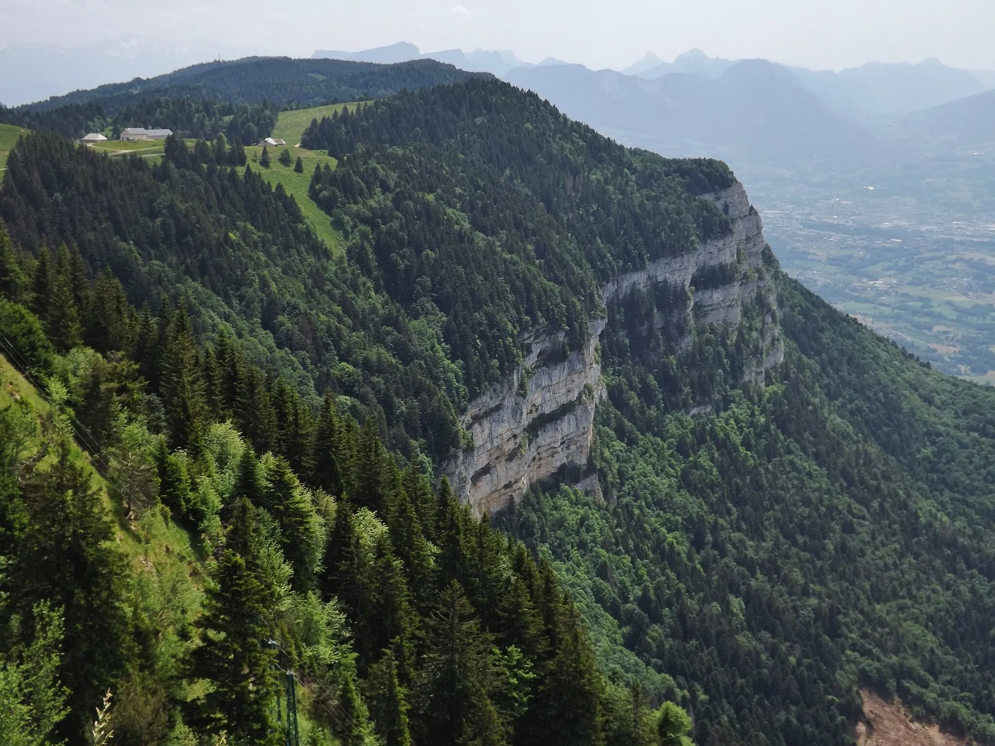 Photo showing: Sight of the Mont Revard cliffs, in the Bauges mountains (Alps), in the direction of Chambéry, partly visible on the upper right corner, in Savoie, France.
