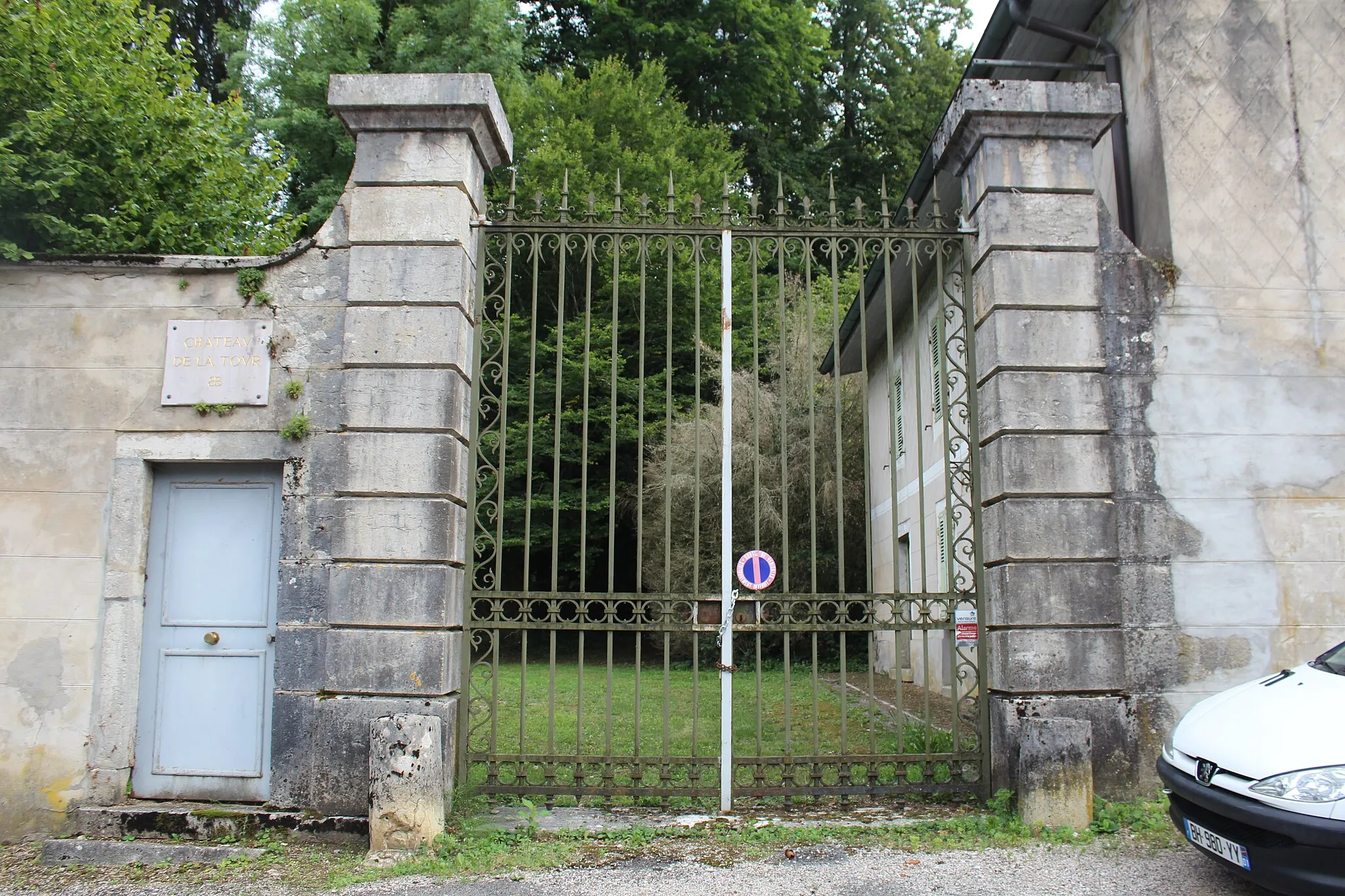 Photo showing: Portail d'entrée du château de la Tour, Neuville-sur-Ain.