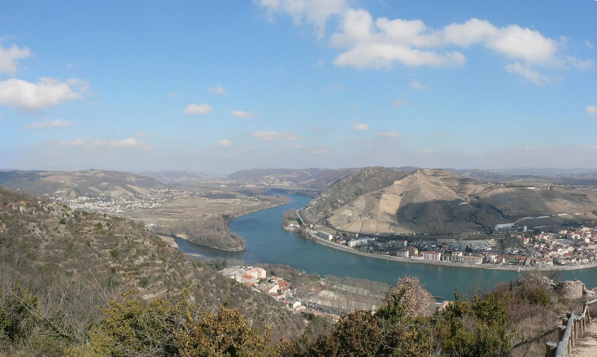 Photo showing: The Rhone Valley, seen to the north from the heights of Tournon-sur-Rhône