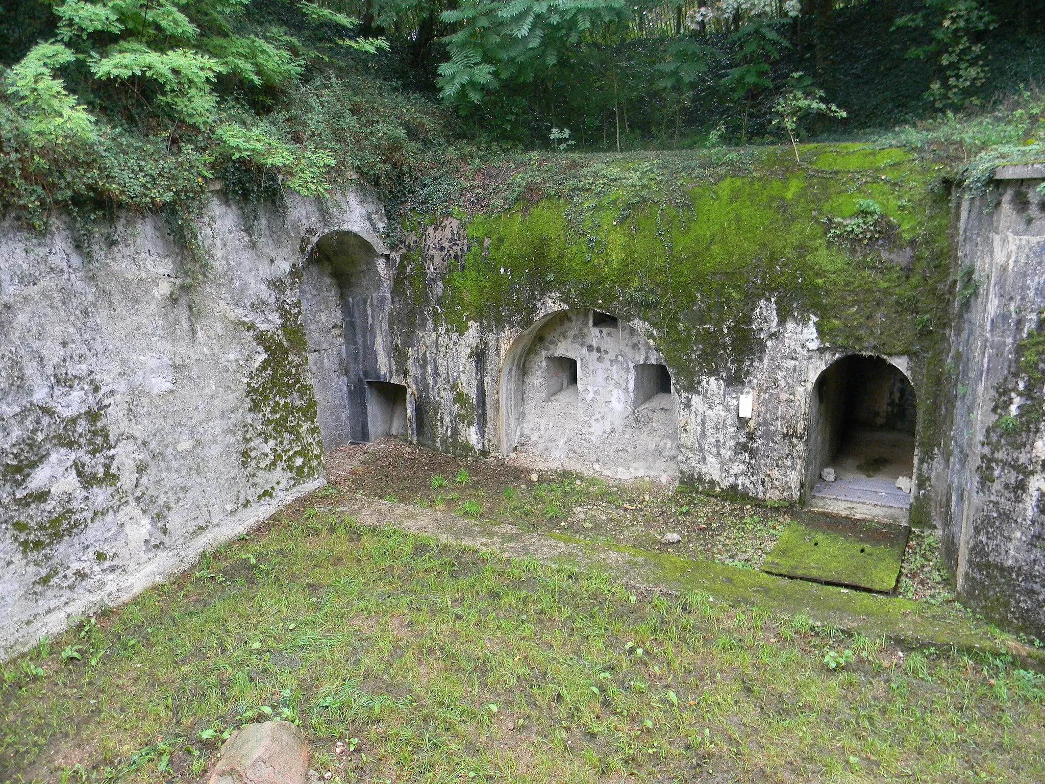 Photo showing: Coffre de contre-escarpe du Fort de Saint-Priest, près de Lyon.
Ouvrage en béton armé de 6 canons courts ou revolvers pour défendre les fossés.

Un pont-levis mécanique enjambe un bassin d'un mètre cinquante d'eau.