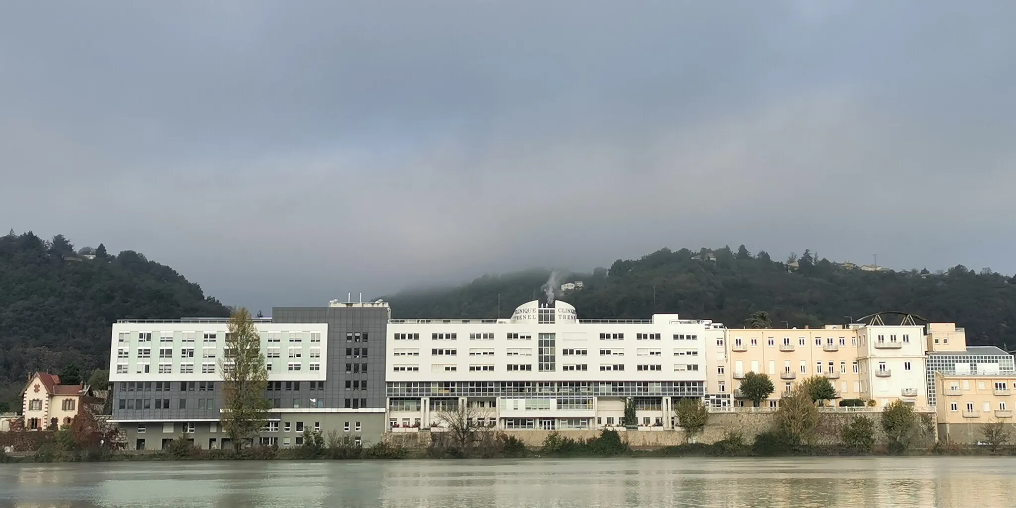 Photo showing: Clinique Trenel (private hospital in Saint-Colombe), as seen from the left bank of the Rhône (Vienne)