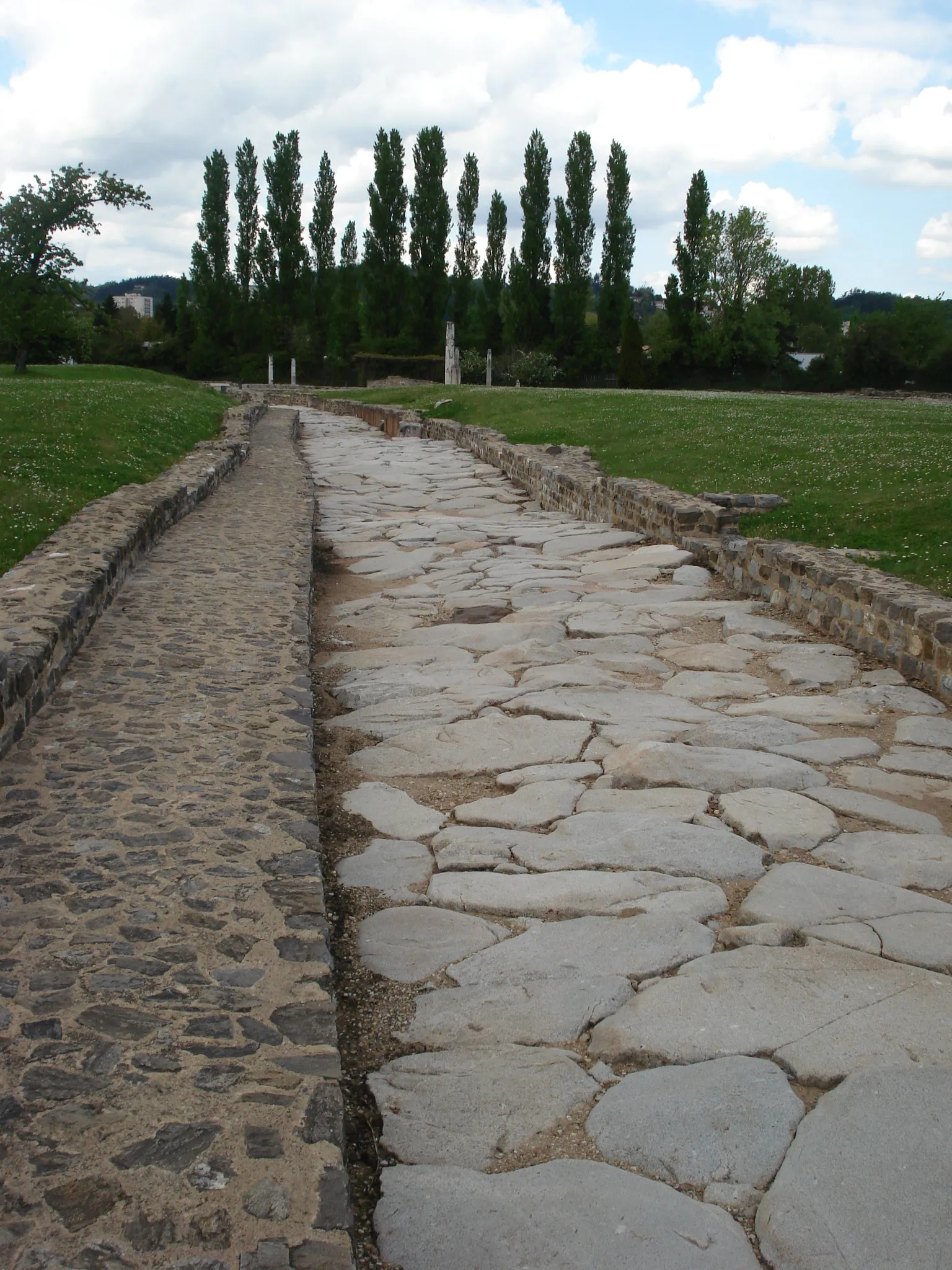 Photo showing: Granite pathway at Saint-Romain-en-Gal, Rhône département, left bank (west side) of the Rhone river. Vienne is on the right bank (east side) of the Rhone river, in the departement of Isère.