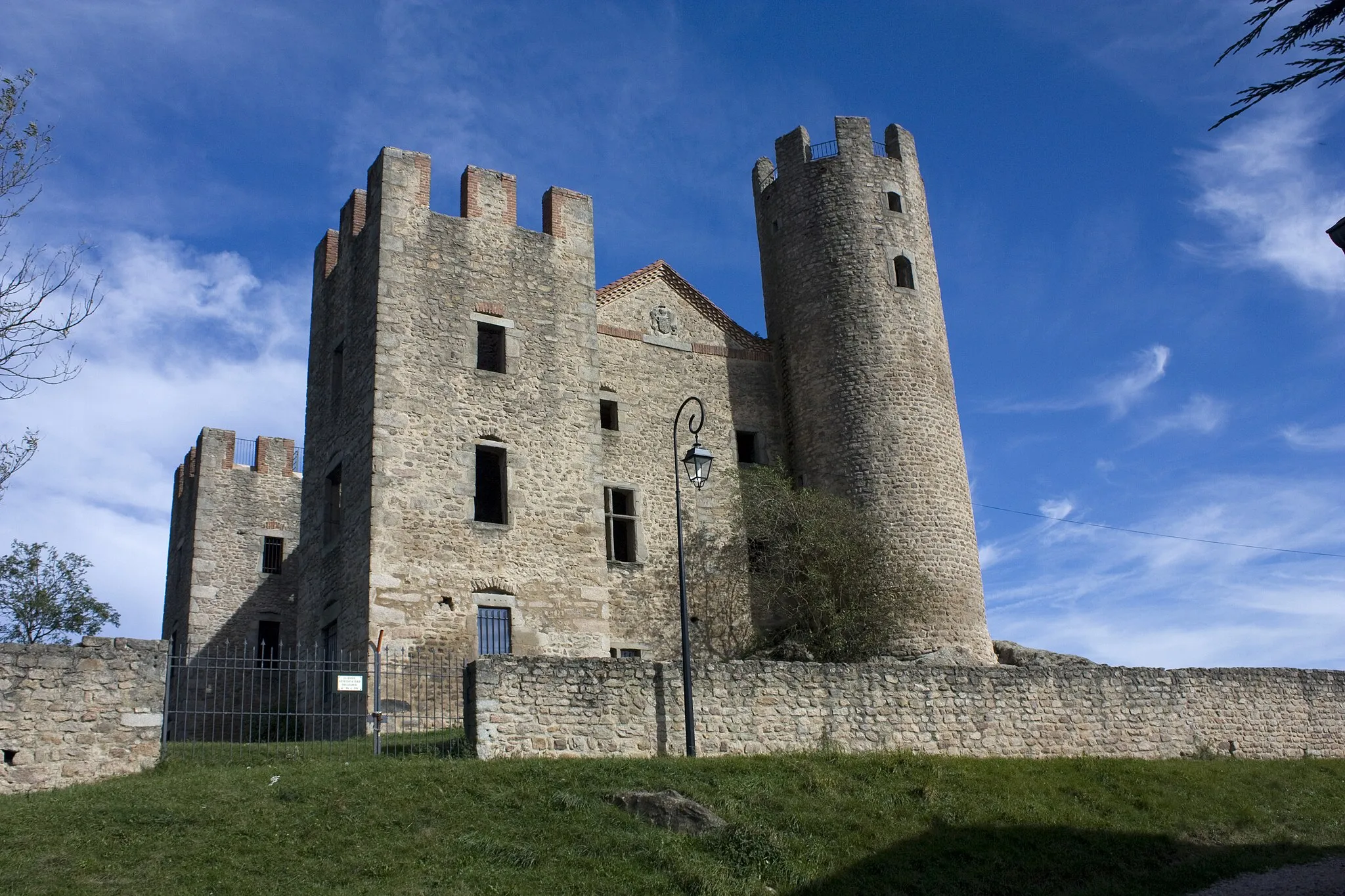 Photo showing: The west facade of the Castle of Essalois.