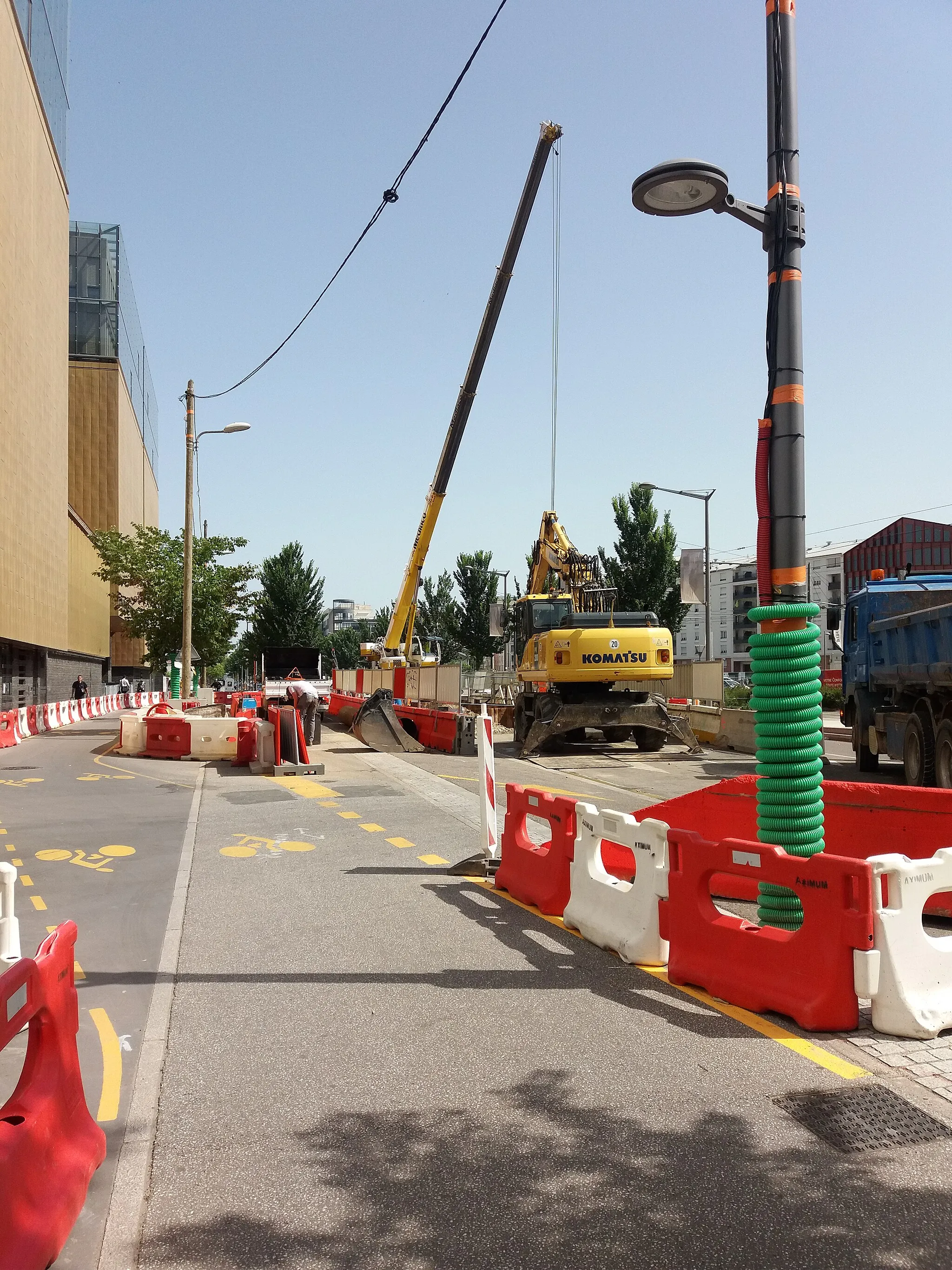 Photo showing: Travaux devant les archives départementales.