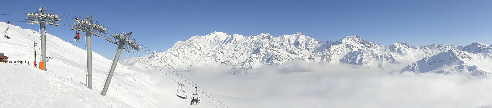 Photo showing: Chairlift "Les Tierces" TSD4, Les Contamines-Montjoie, and Mont Blanc range.