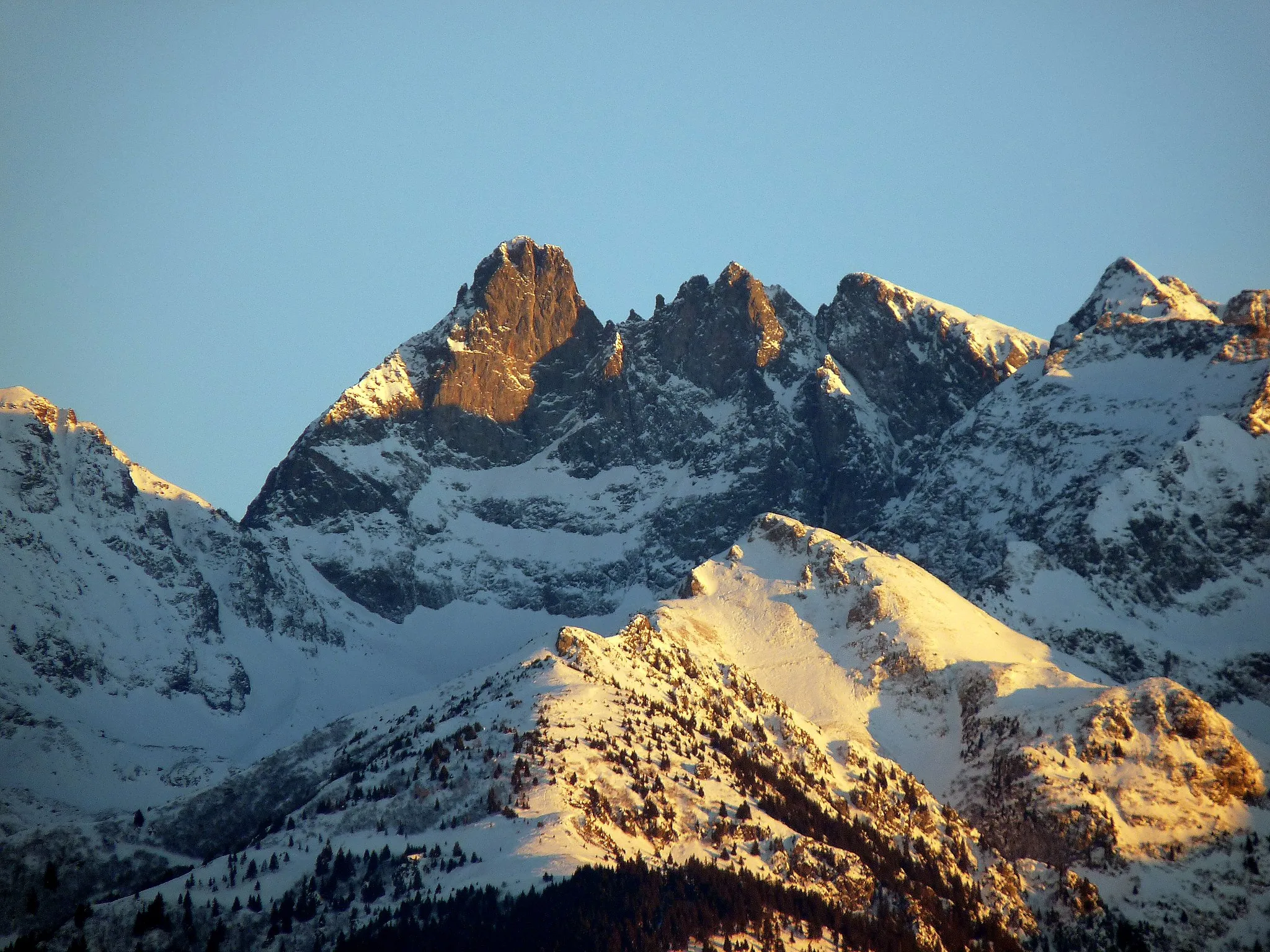 Photo showing: Grand Pic de Belledonne shot from Biviers, across the Grésivaudan valley.