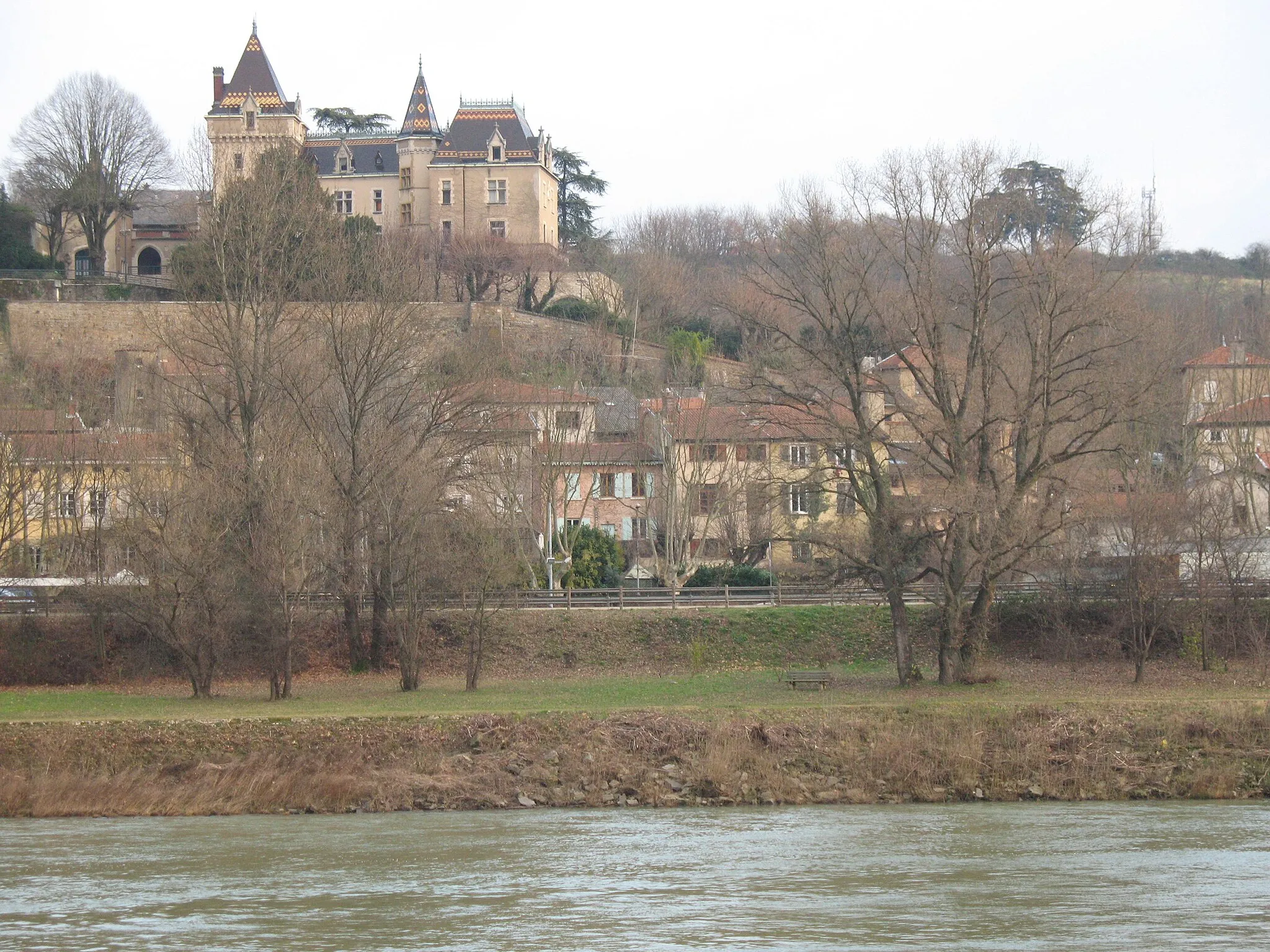 Photo showing: Le château de Rochetaillée-sur-Saône, dans le Rhône, dominant la Saône
