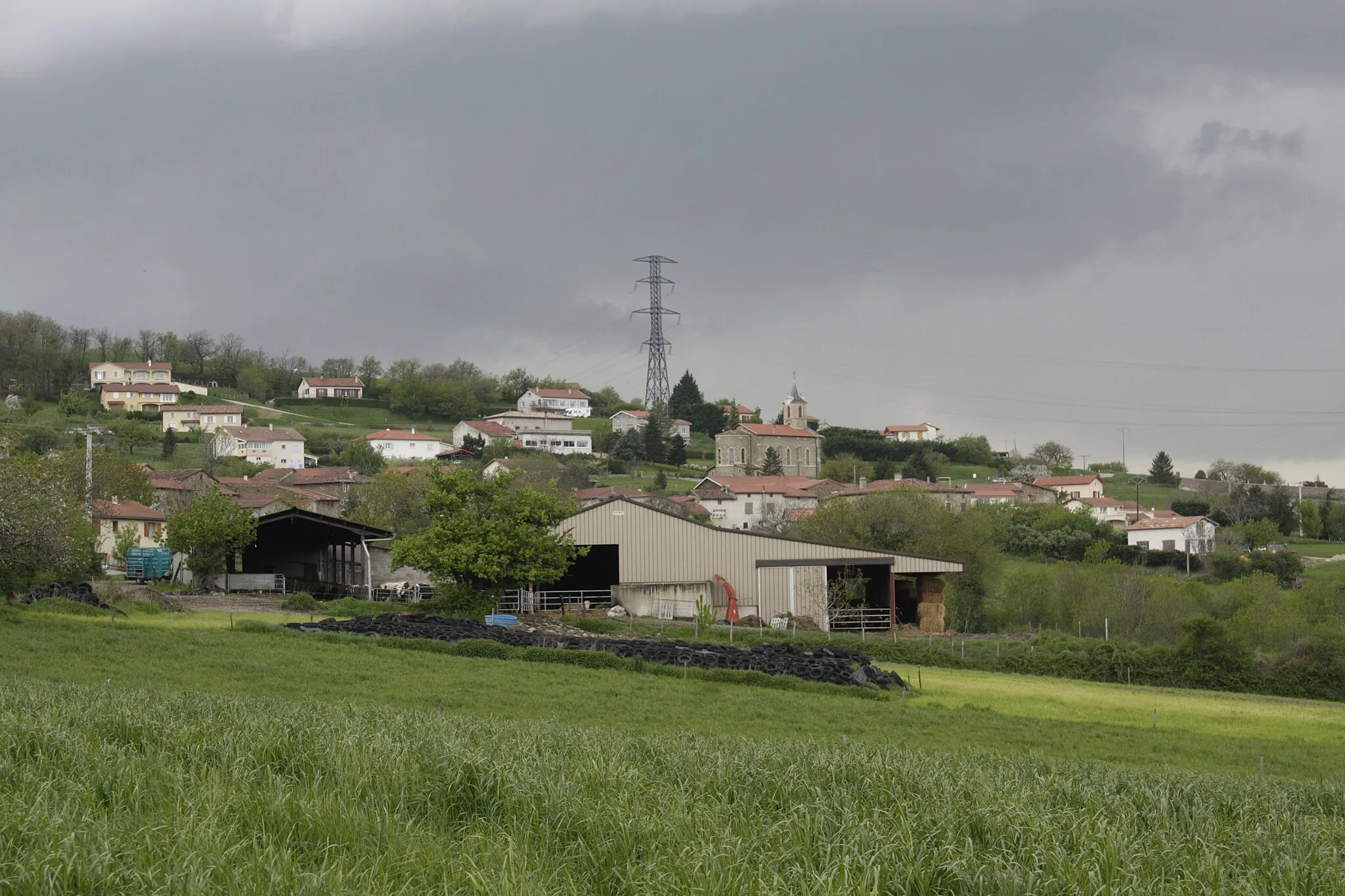 Photo showing: Le hameau de Dizimieux (commune de Longes, Rhône, France), vu depuis un chemin à l'ouest du hameau. Au premier plan, l'étable d'un élevage de vaches laitières. Au deuxième plan, la chapelle de Dizimieux.