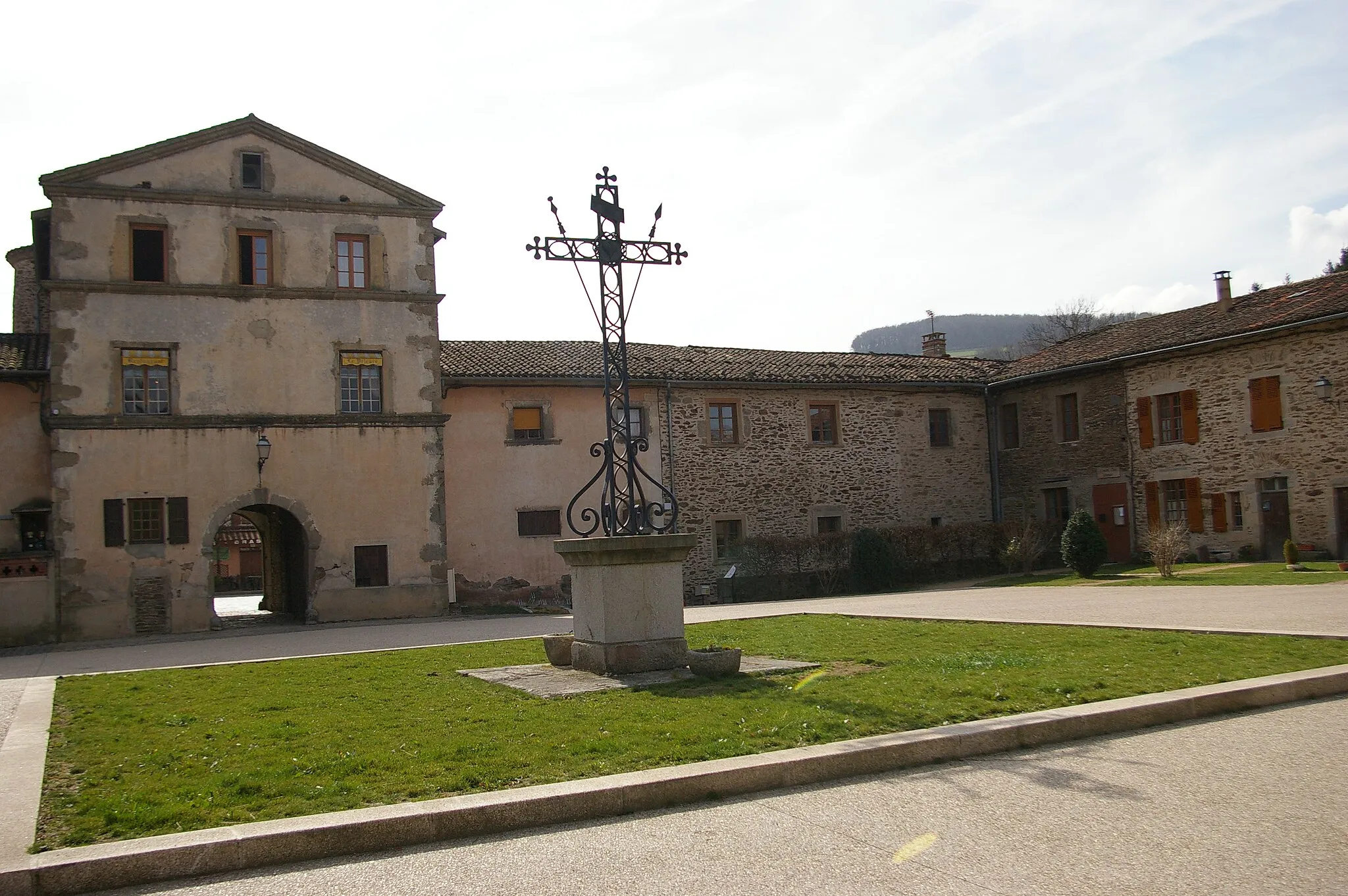 Photo showing: La cour des frères est le lieu de vie matérielle du monastère.