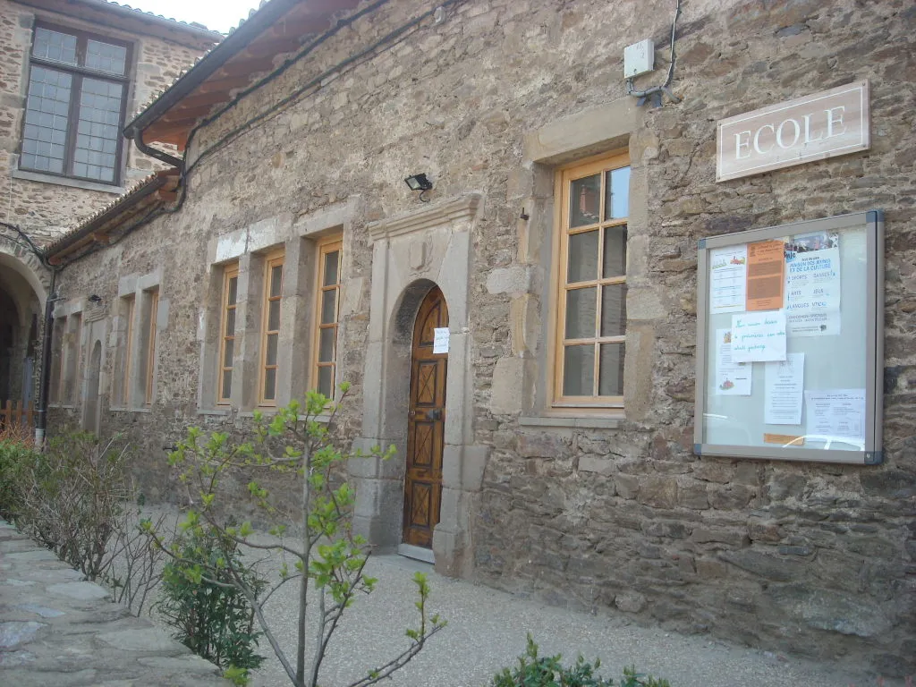 Photo showing: Photo de l'actuelle façade de l'école de Sainte-Croix-en-Jarez