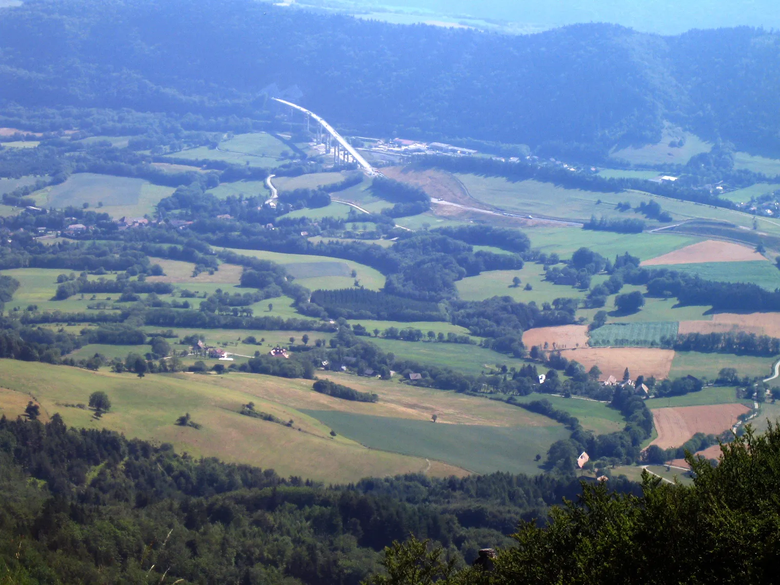 Photo showing: Viaduc de Monestier-de-Clermont (Isère, France) -
Vue de la vallée et du viaduc depuis le Pas du Serpaton (commune de Gresse-en-Vercors).

En juillet 2006, le viaduc autoroutier n'était pas encore en service.