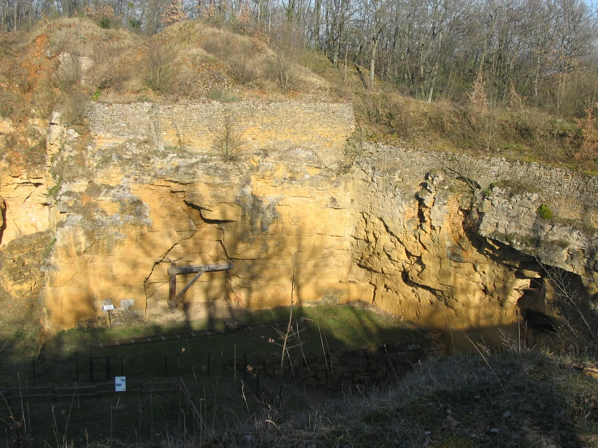 Photo showing: Carrières de Glay/Oncin (Rhône) - vue en plongée du site, avec restes de matériel d'extraction.