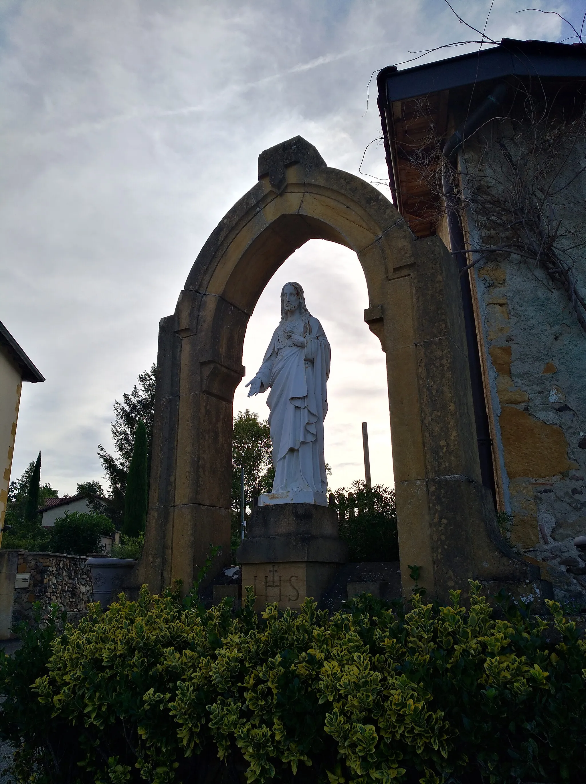 Photo showing: Statue de Jésus-Christ dans le village du Breuil (Rhône, France).