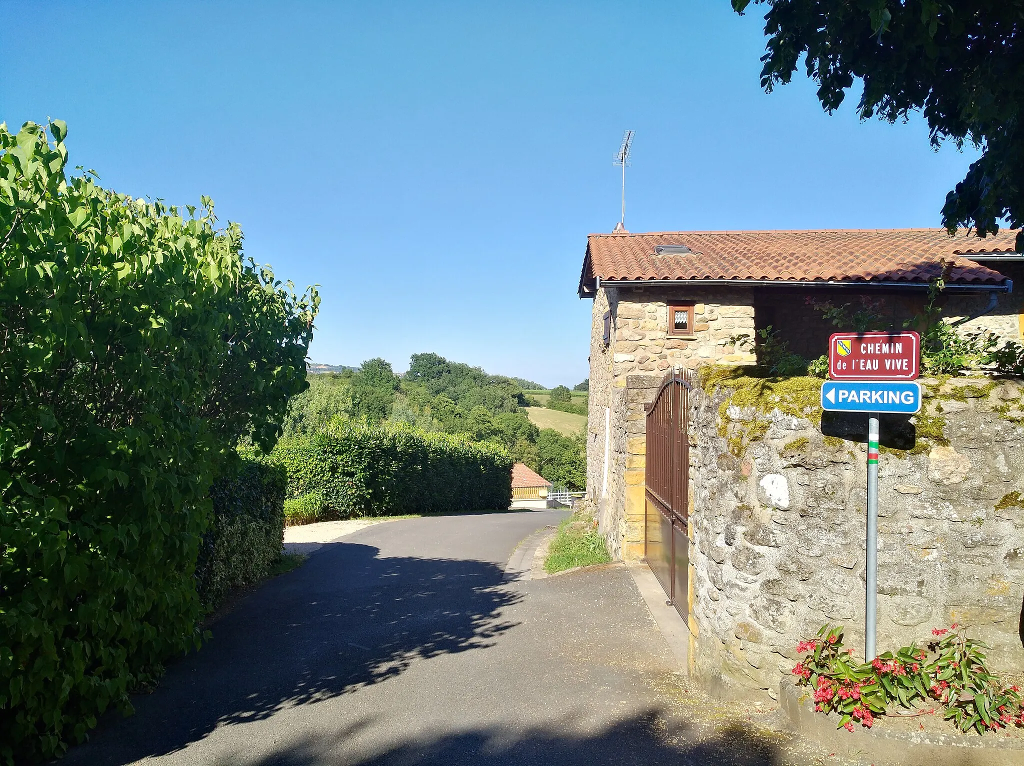 Photo showing: Chemin de l'Eau Vive à Nuelles (commune de Saint-Germain-Nuelles, Rhône, France).