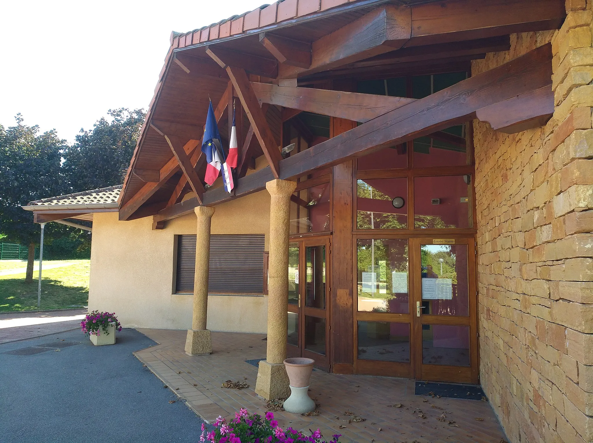 Photo showing: Entrée de la mairie annexe de Nuelles (commune de Saint-Germain-Nuelles, Rhône, France).