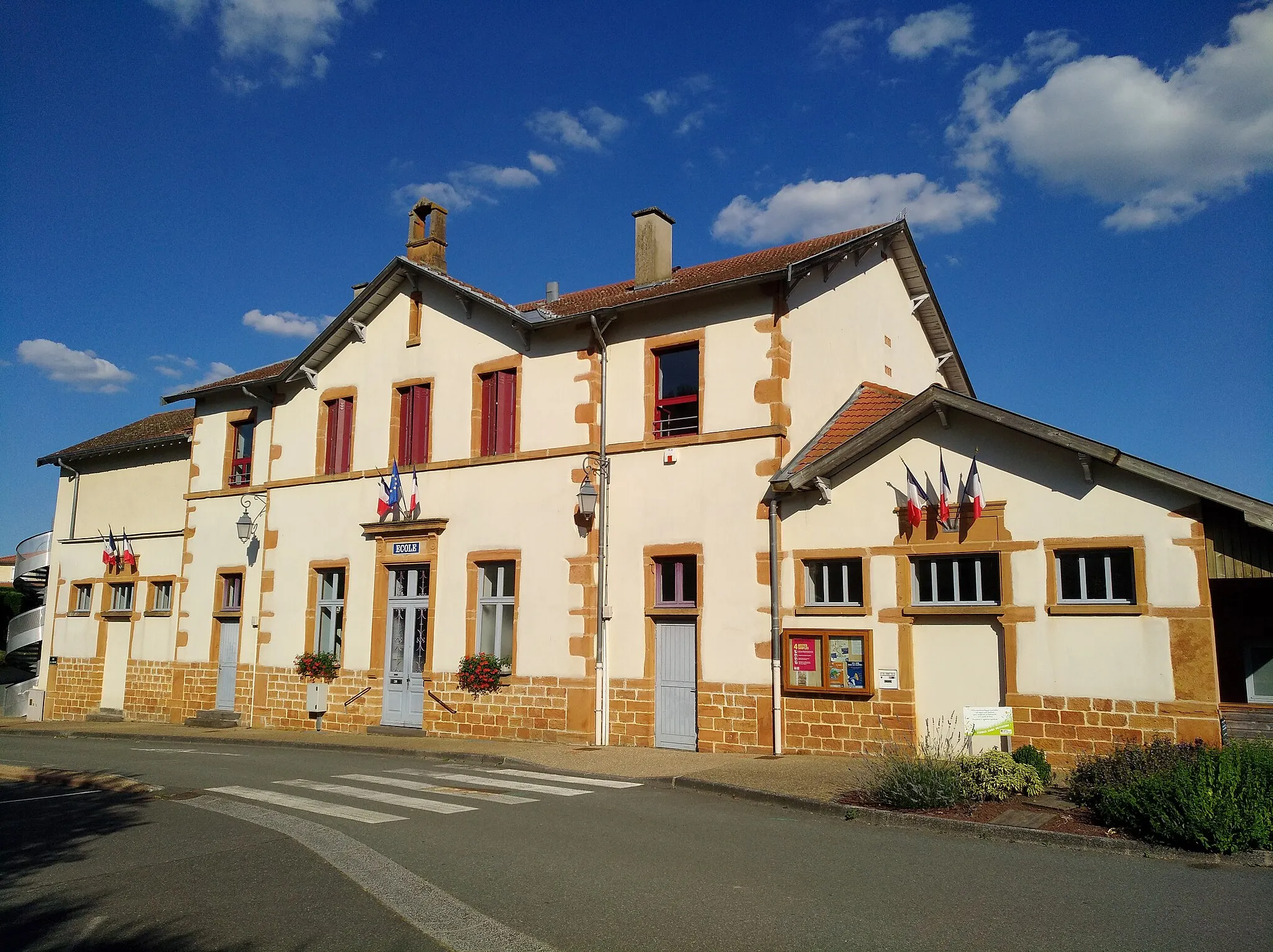 Photo showing: École publique des Olmes (Rhône, France).