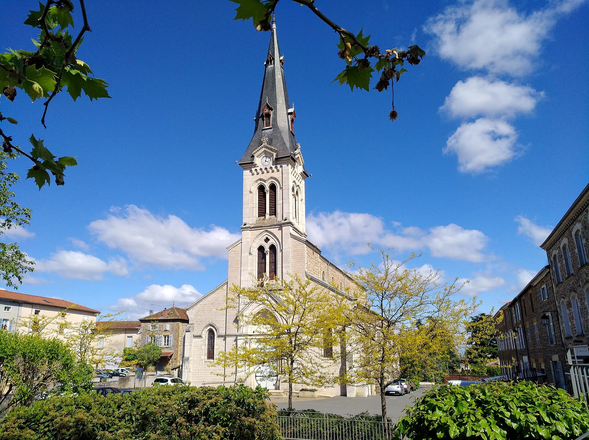 Photo showing: Vue de l'église Saint-Pierre du Perréon (Rhône, France).