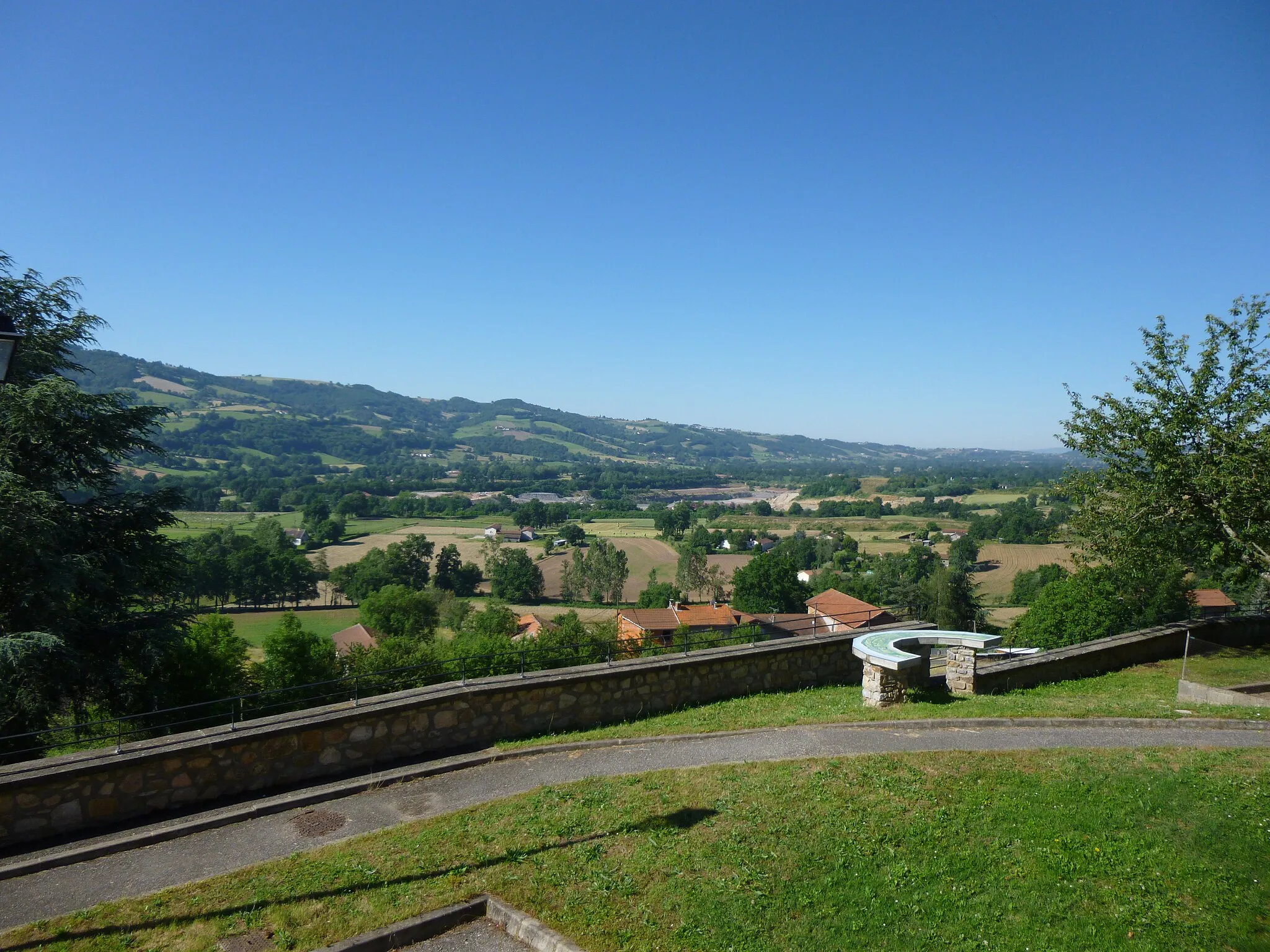 Photo showing: Vue sur la vallée de la Brévenne et les Monts du Lyonnais depuis la mairie