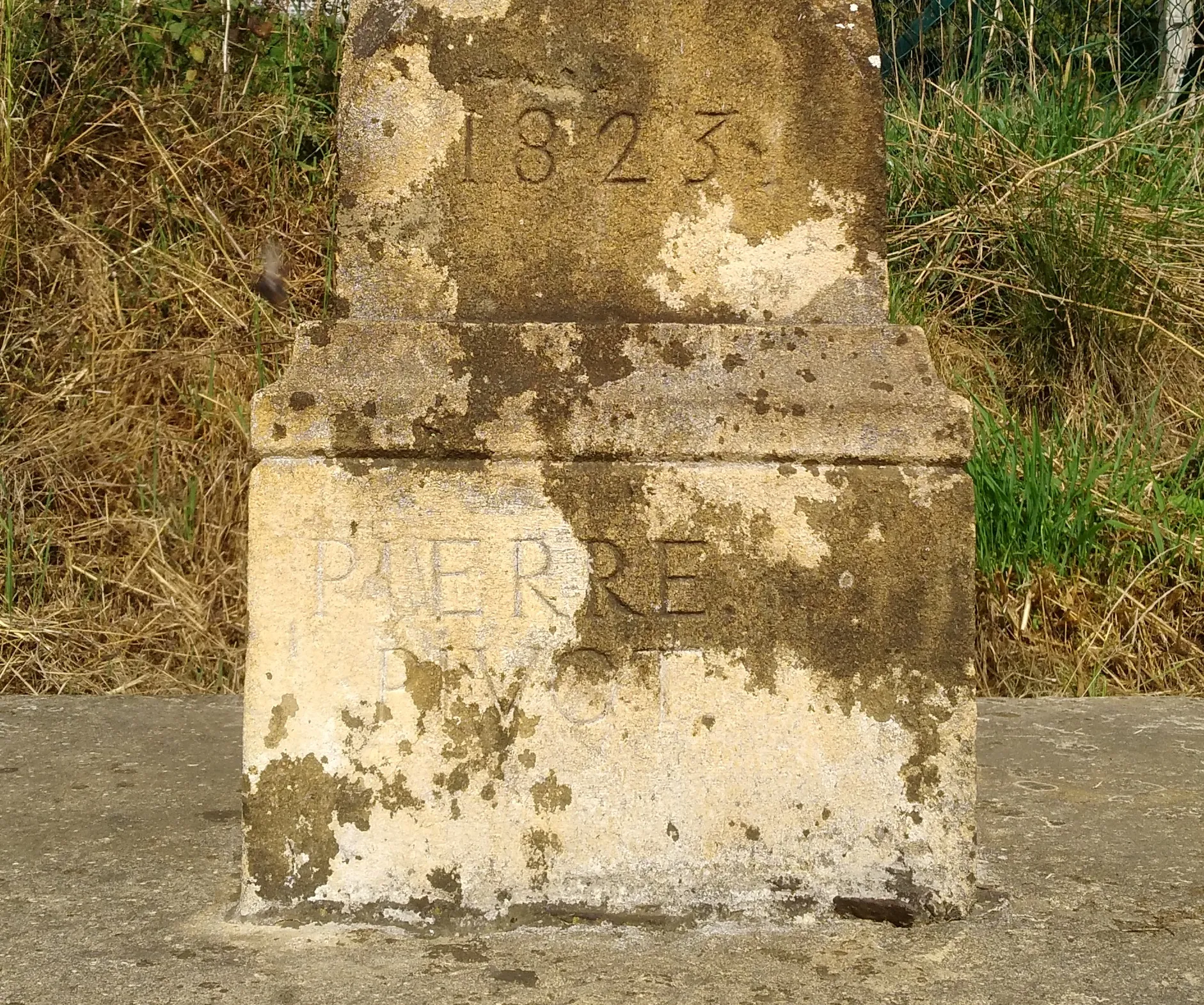 Photo showing: Détail de la croix de chemin de 1823 à l'angle du chemin du Mira et de la route départementale 618 (Saint-Appolinaire, France).
