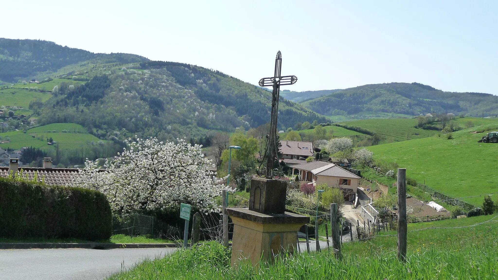 Photo showing: Saint-Forgeux - croix sur la route de la chapelle de Grévilly