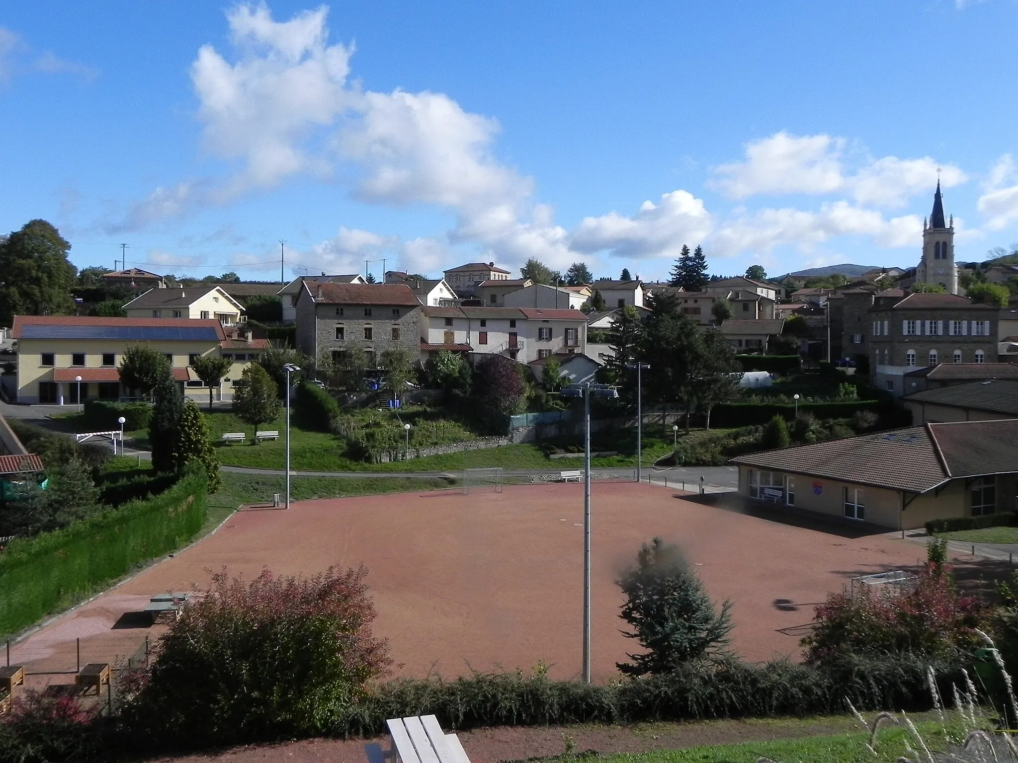 Photo showing: Notre village possède un terrain multisport, des tennis, jeux d'enfants, un skate park et prochainement un city stade