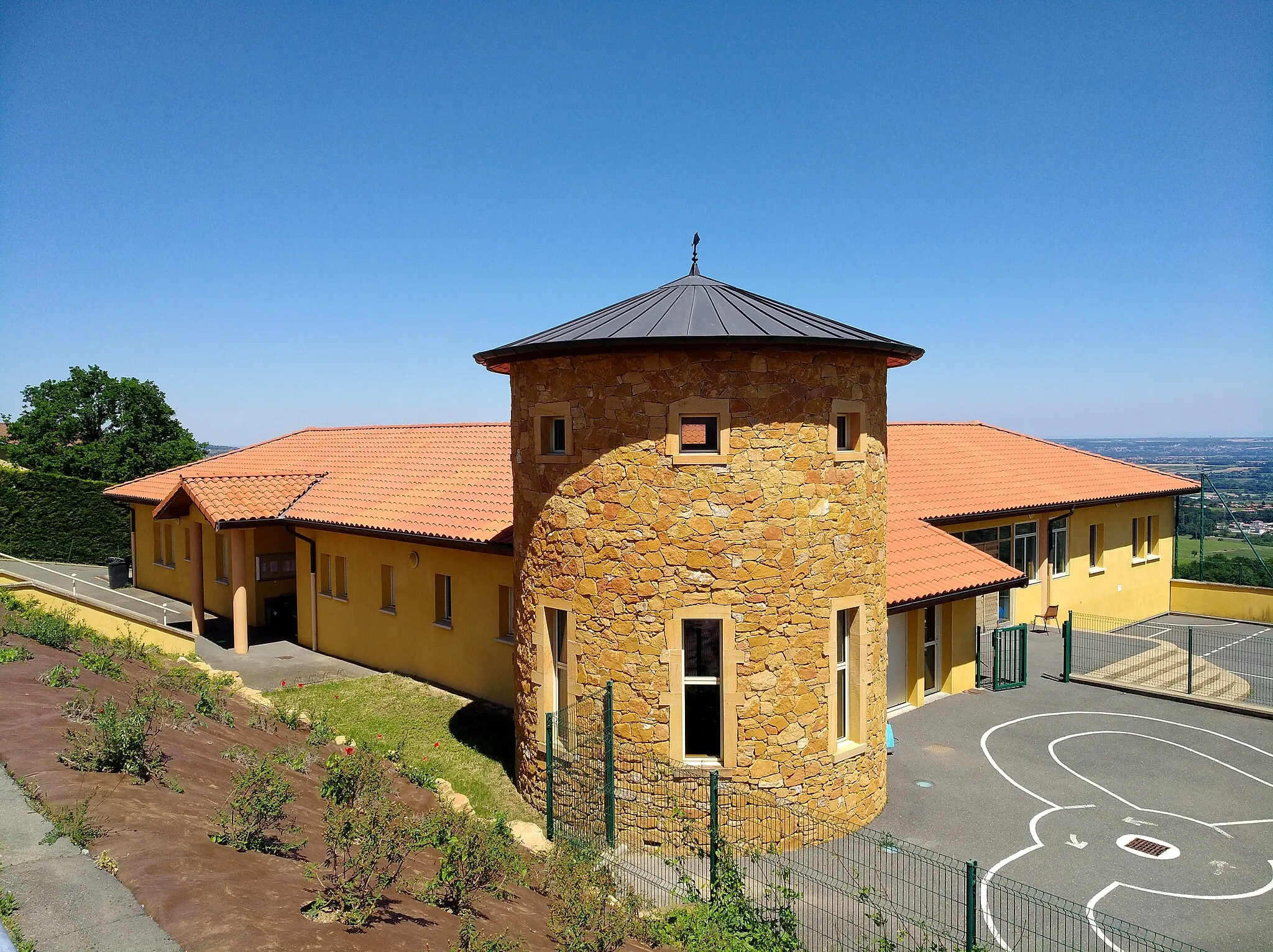 Photo showing: École et salle communale à Saint-Jean-des-Vignes, dans le département du Rhône (France).