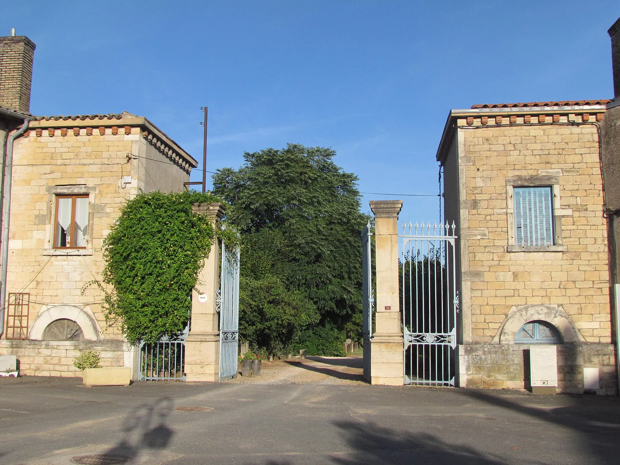 Photo showing: This building is inscrit au titre des monuments historiques de la France. It is indexed in the base Mérimée, a database of architectural heritage maintained by the French Ministry of Culture, under the reference PA00118044 .